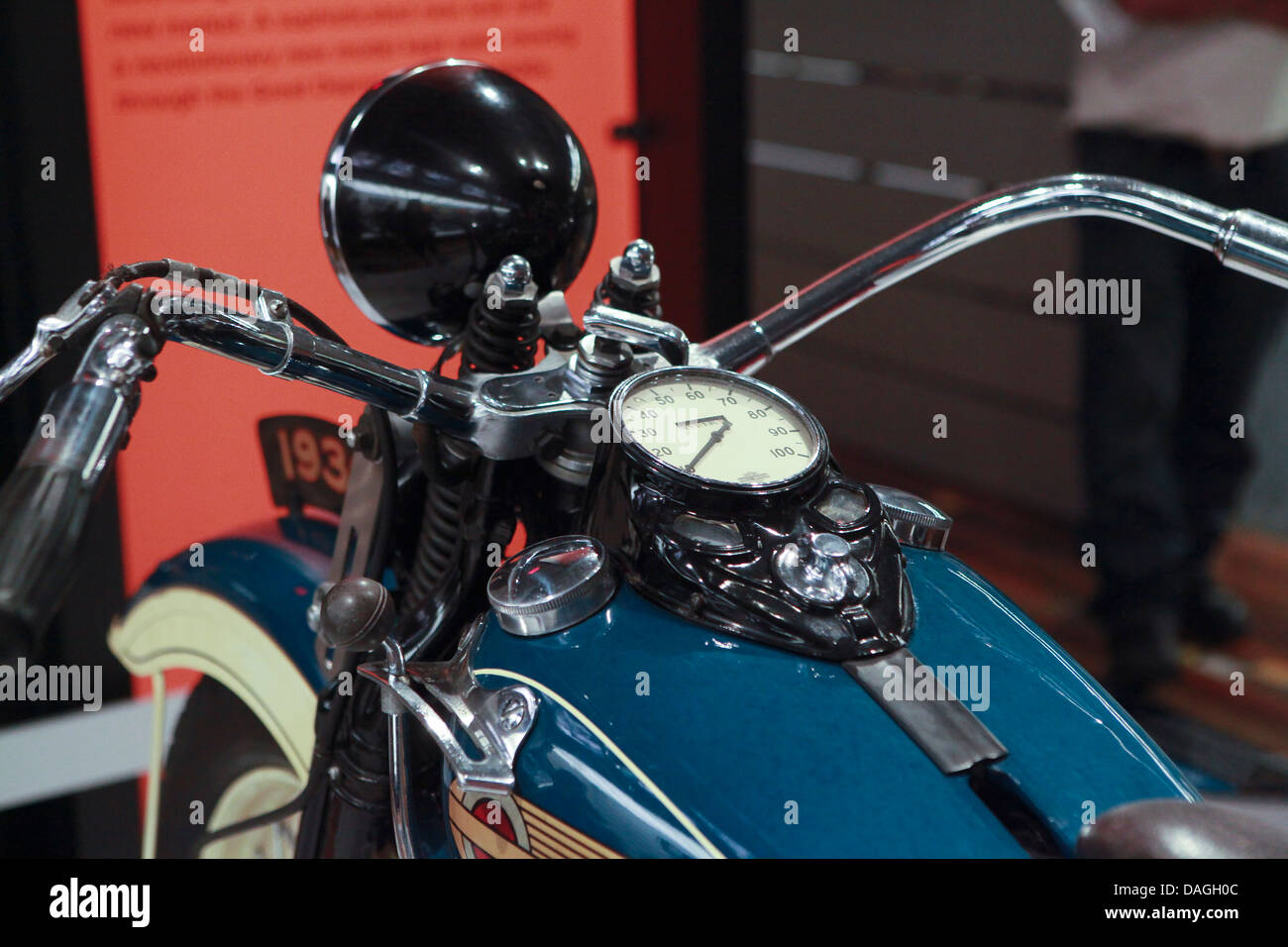 Un 1936 Harley-Davidson motocicletta viene visualizzato sul display al Museo Harley-Davidson in Milwaukee Foto Stock