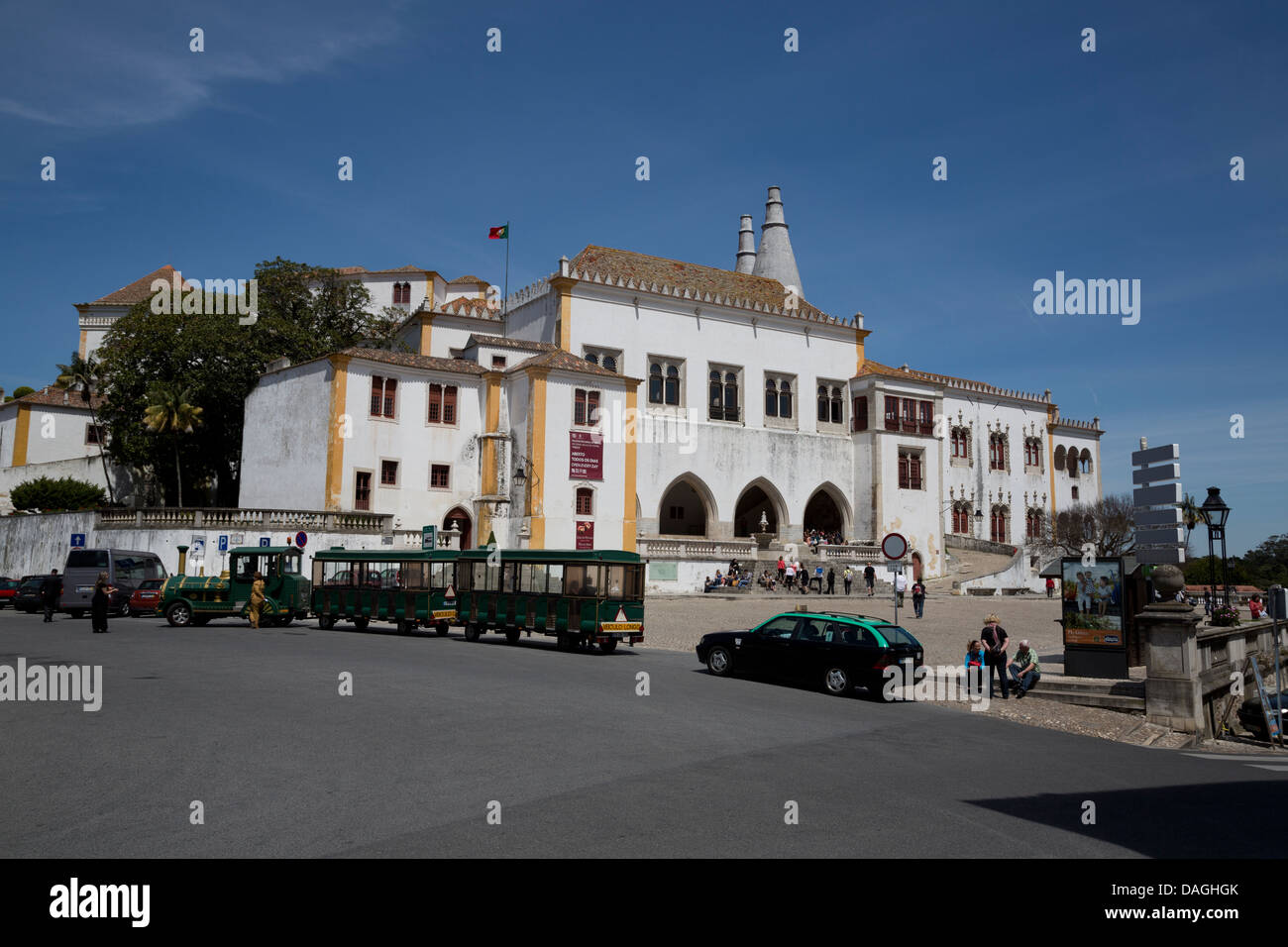 Treno turistico davanti al Palazzo Nazionale di Sintra, Portogallo Foto Stock