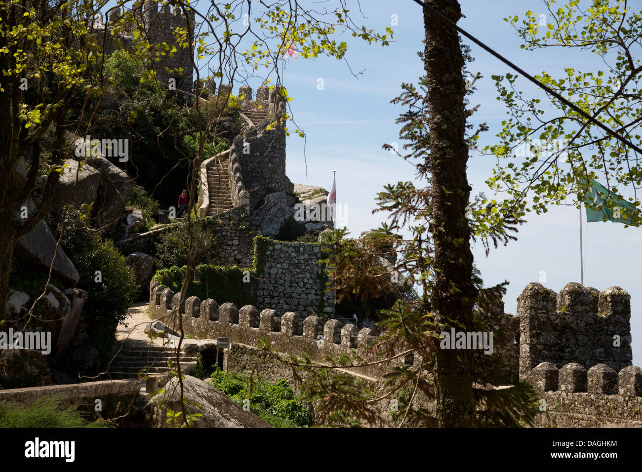 Pareti del Castelo dos Mouros (castello moresco), catturato dai cristiani nel 1147, Sintra, Portogallo. Foto Stock