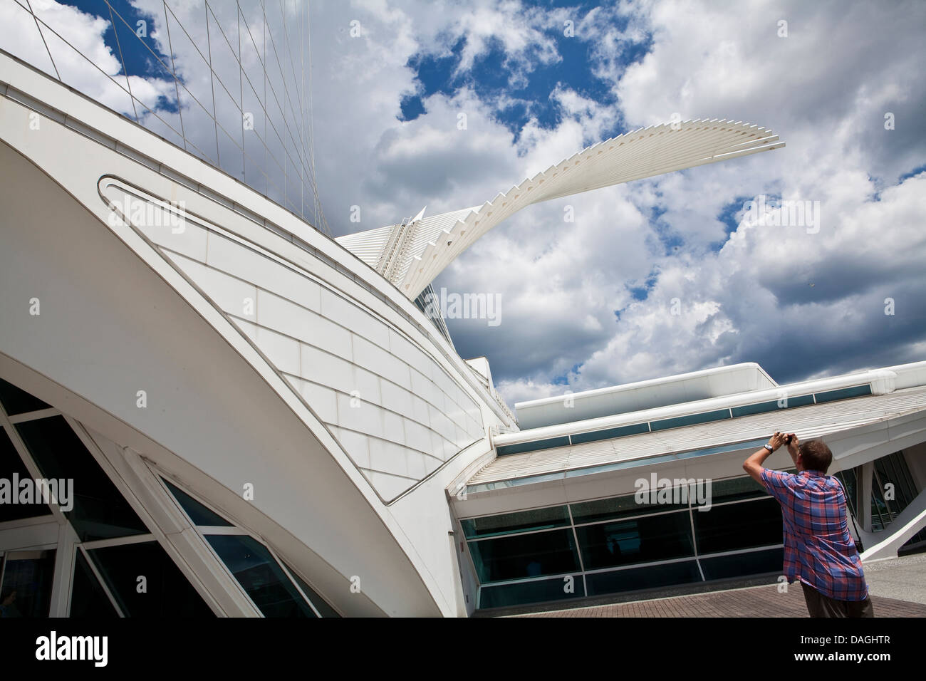 Un uomo fotografie le ali del Milwaukee Art Museum (MAM) in Milwaukee Foto Stock