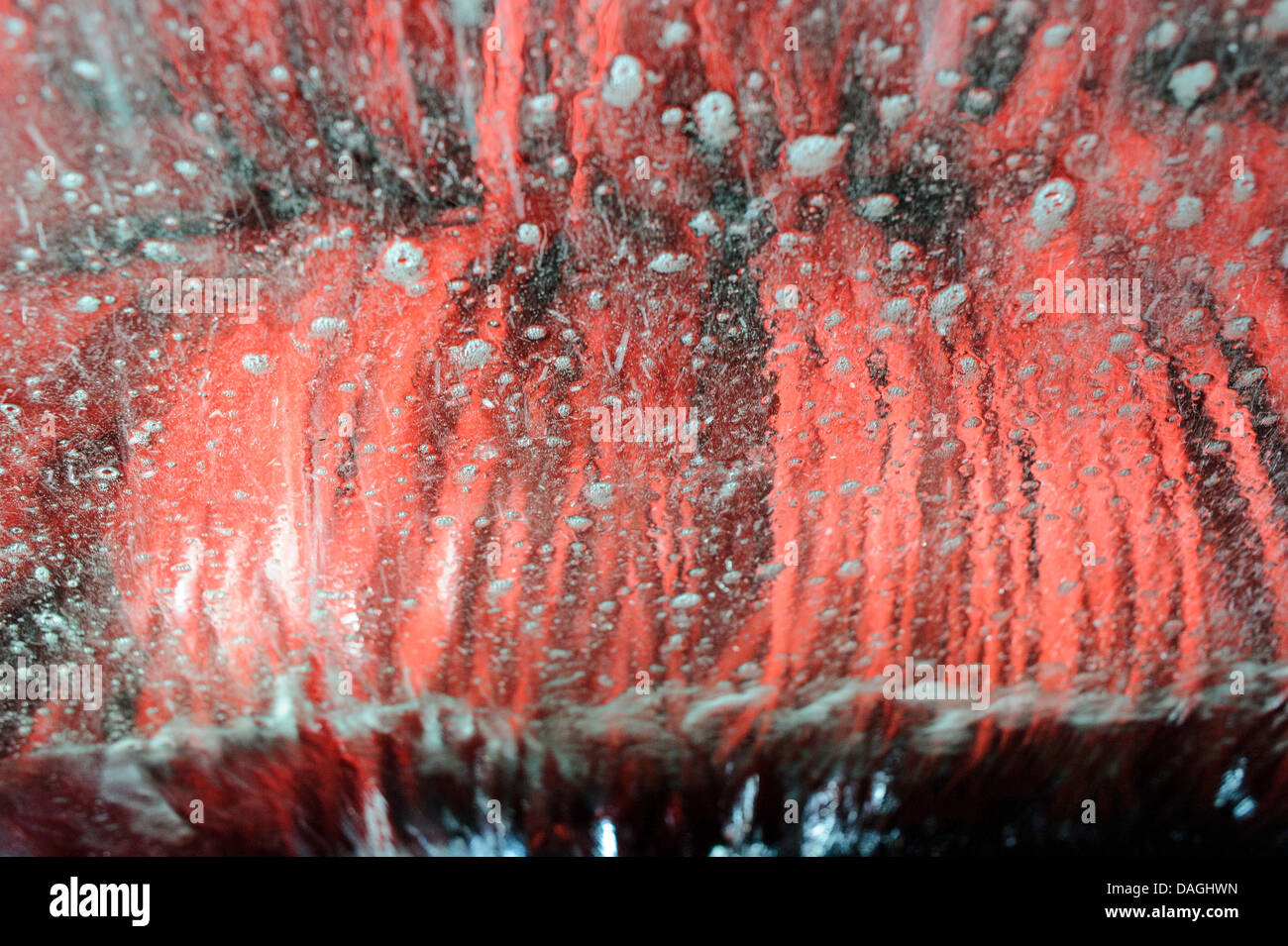 Toccare spazzolata laminazione su auto in carwash Foto Stock