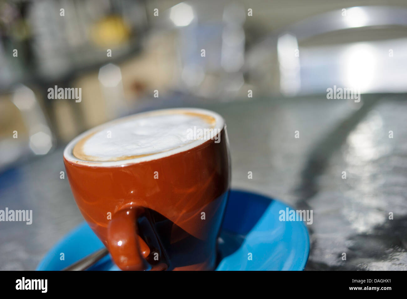 Tazza di caffè sulla piastra blu su alluminio sedie e tavolo Foto Stock