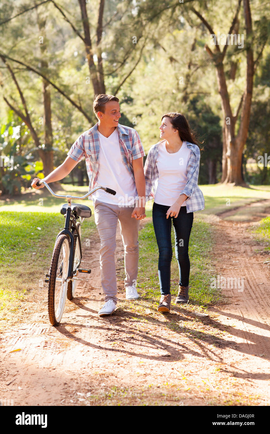 Giovane e bella giovane adolescente passeggiate al parco Foto Stock