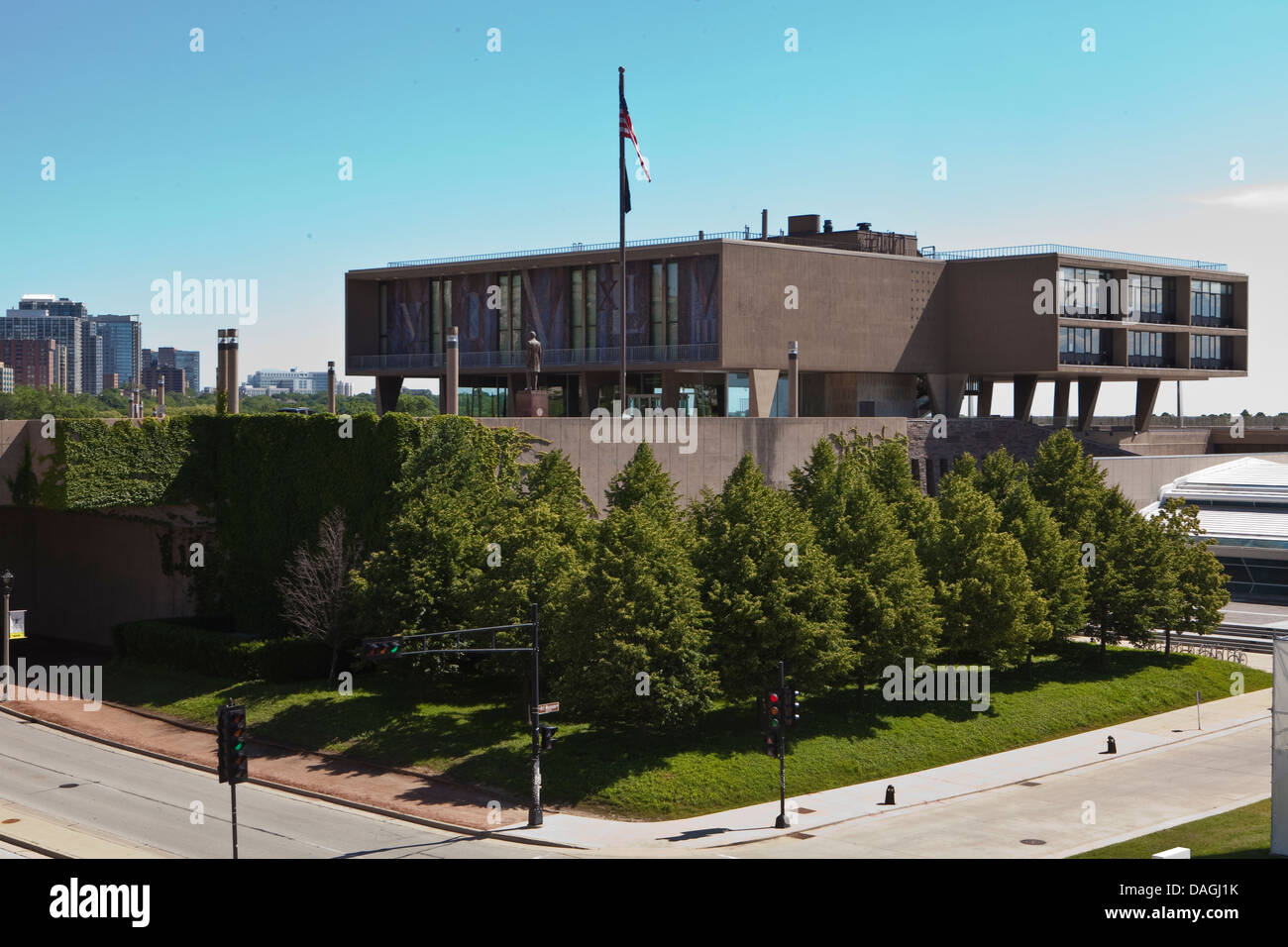 Il Milwaukee County War Memorial Centre è visto in Milwaukee Foto Stock