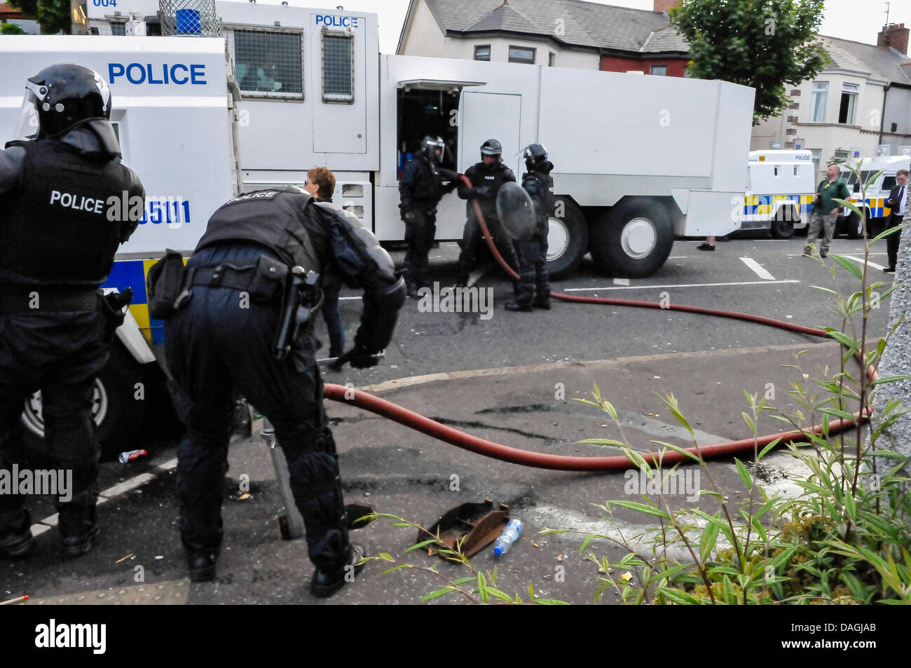 Belfast, Irlanda del Nord, 12 Luglio 2013 - PSNI poliziotti rifornire un cannone ad acqua utilizzando un acqua idranti e manichette durante una sommossa Credit: stephen Barnes/Alamy Live News Foto Stock