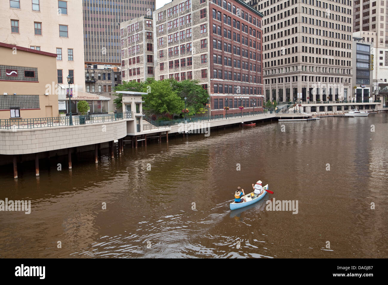 Una canoa è visto sul fiume Milwaukee a Milwaukee Foto Stock