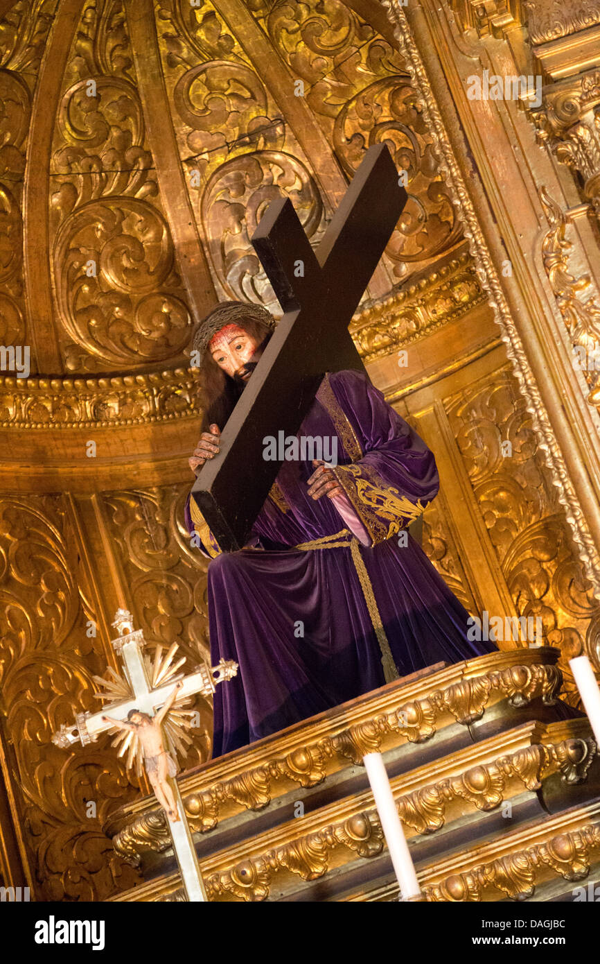 Gesù Cristo a portare la croce alla chiesa di Santa Maria al monastero di Hieronymites. Lisbona, Portogallo. Foto Stock