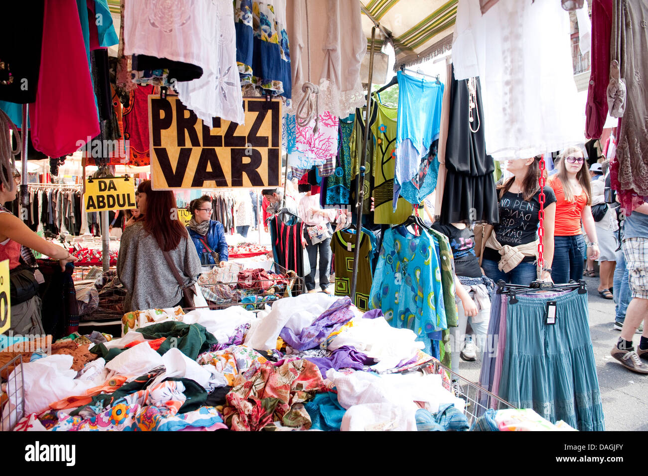 Shopping presso la Porta Portese mercati, nel quartiere romano di Trastevere, Italia Foto Stock