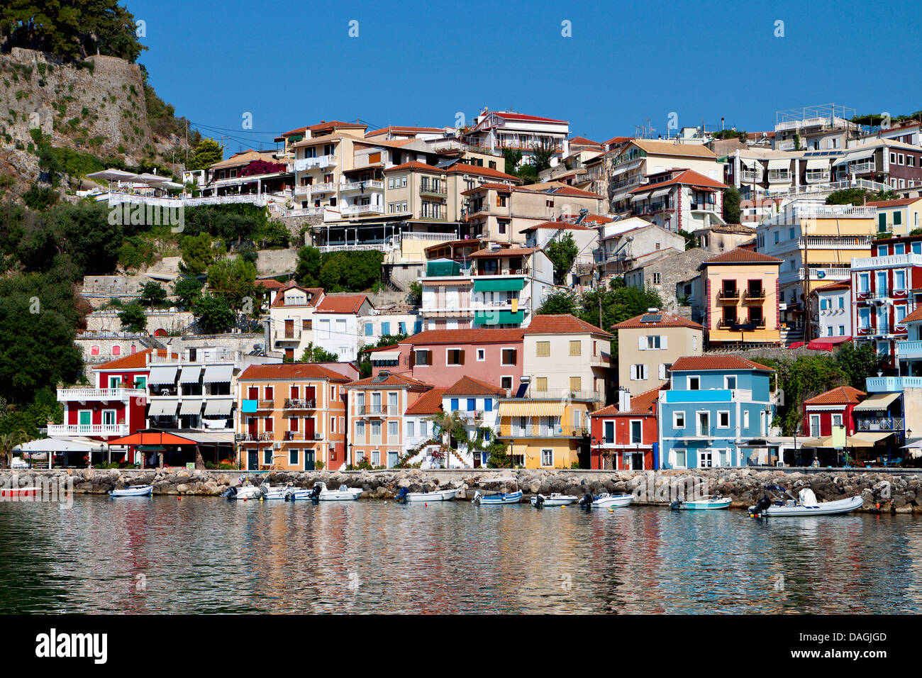 Parga città e porto vicino a Syvota in Grecia. Mar Ionio Foto Stock