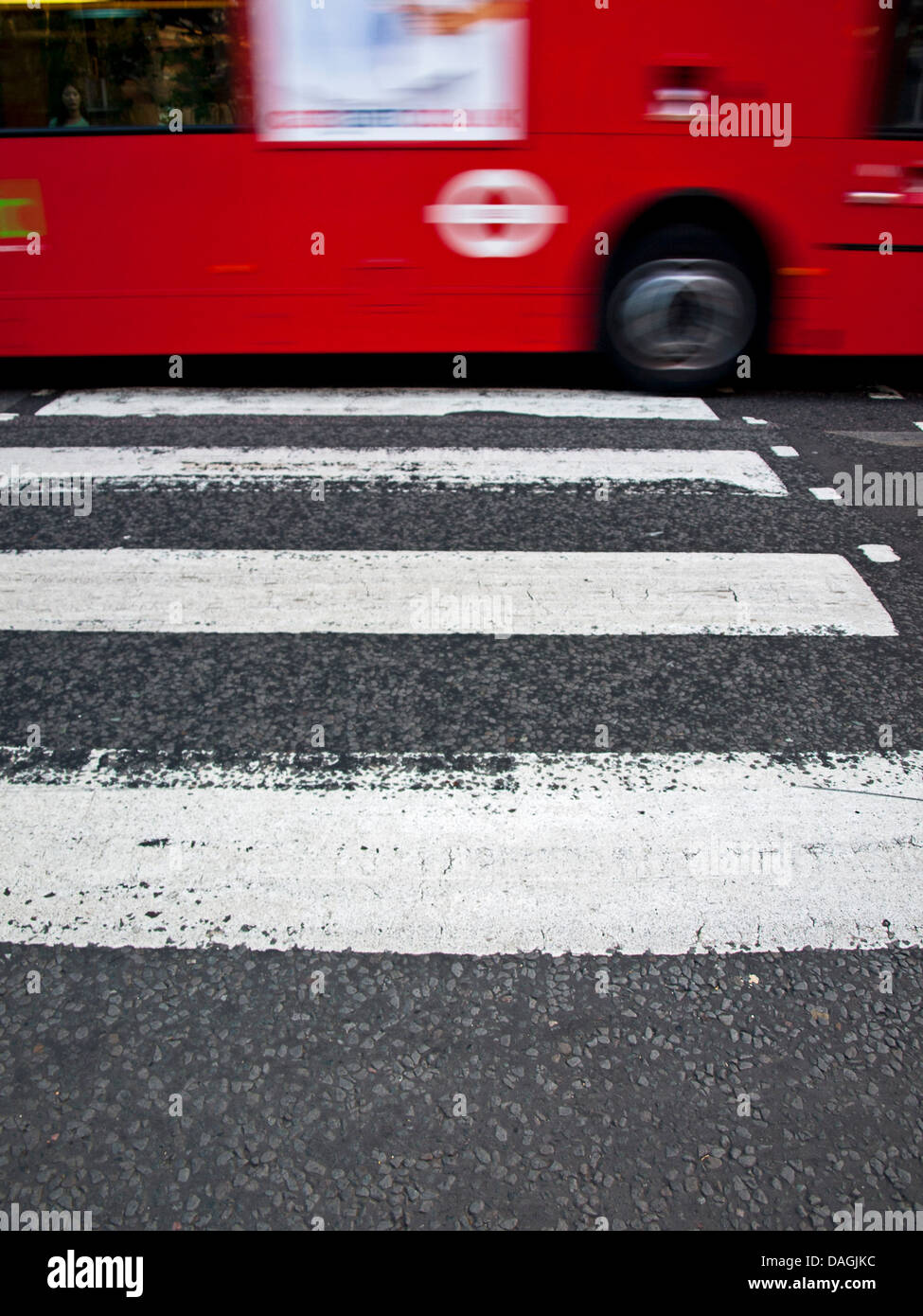 L'iconico Abbey Road zebra crossing, reso famoso dai Beatles, San Giovanni Bosco, London, England, Regno Unito Foto Stock