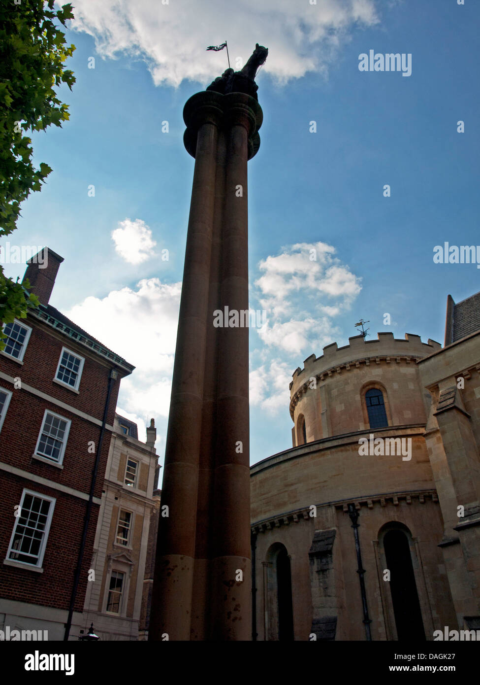 Vista di Temple Church, una fine del XII secolo, chiesa costruita per e dai Cavalieri Templari come loro quartier generale inglese Foto Stock