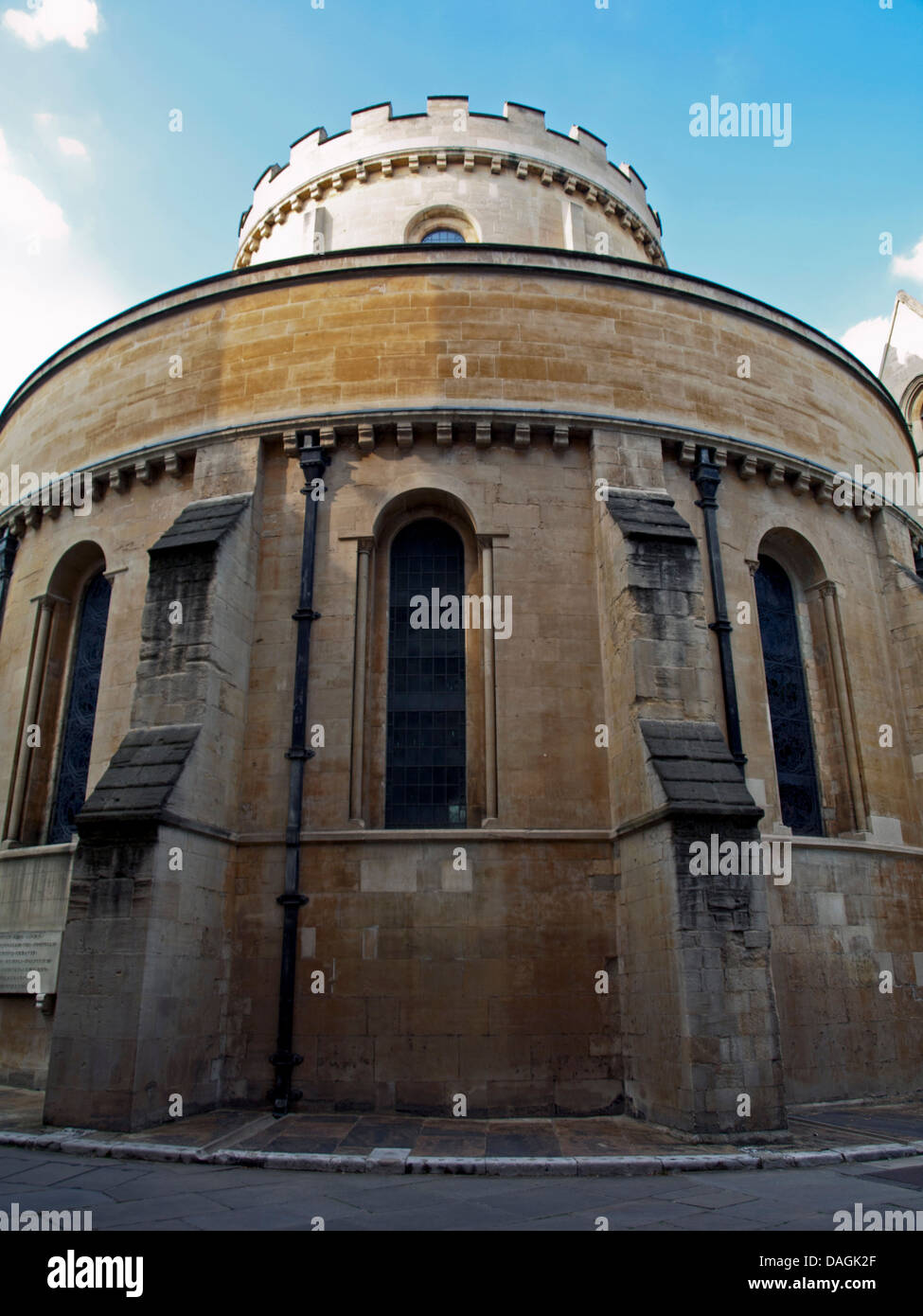 Vista di Temple Church, una fine del XII secolo, chiesa costruita per e dai Cavalieri Templari come loro quartier generale inglese Foto Stock