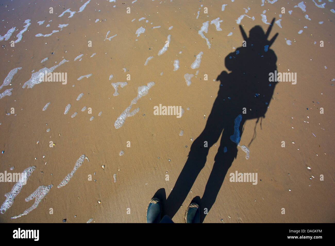 Ombra di un fotografo nella sabbia, Belgio Foto Stock
