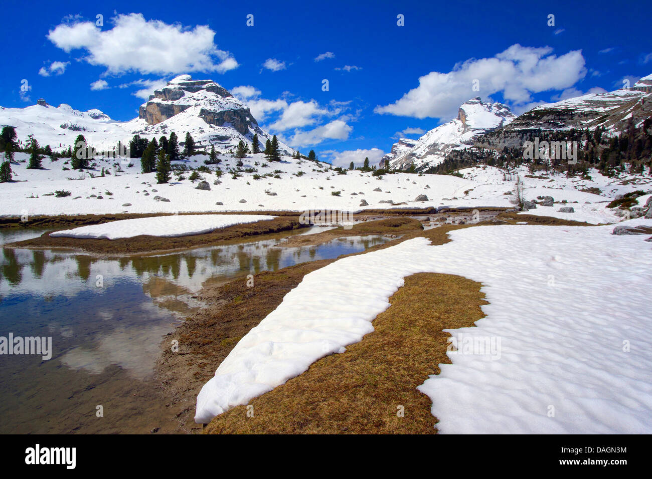 Coperta di neve del paesaggio di montagna della Val di Fanes, Italia, Fanes Parco Nazionale Foto Stock