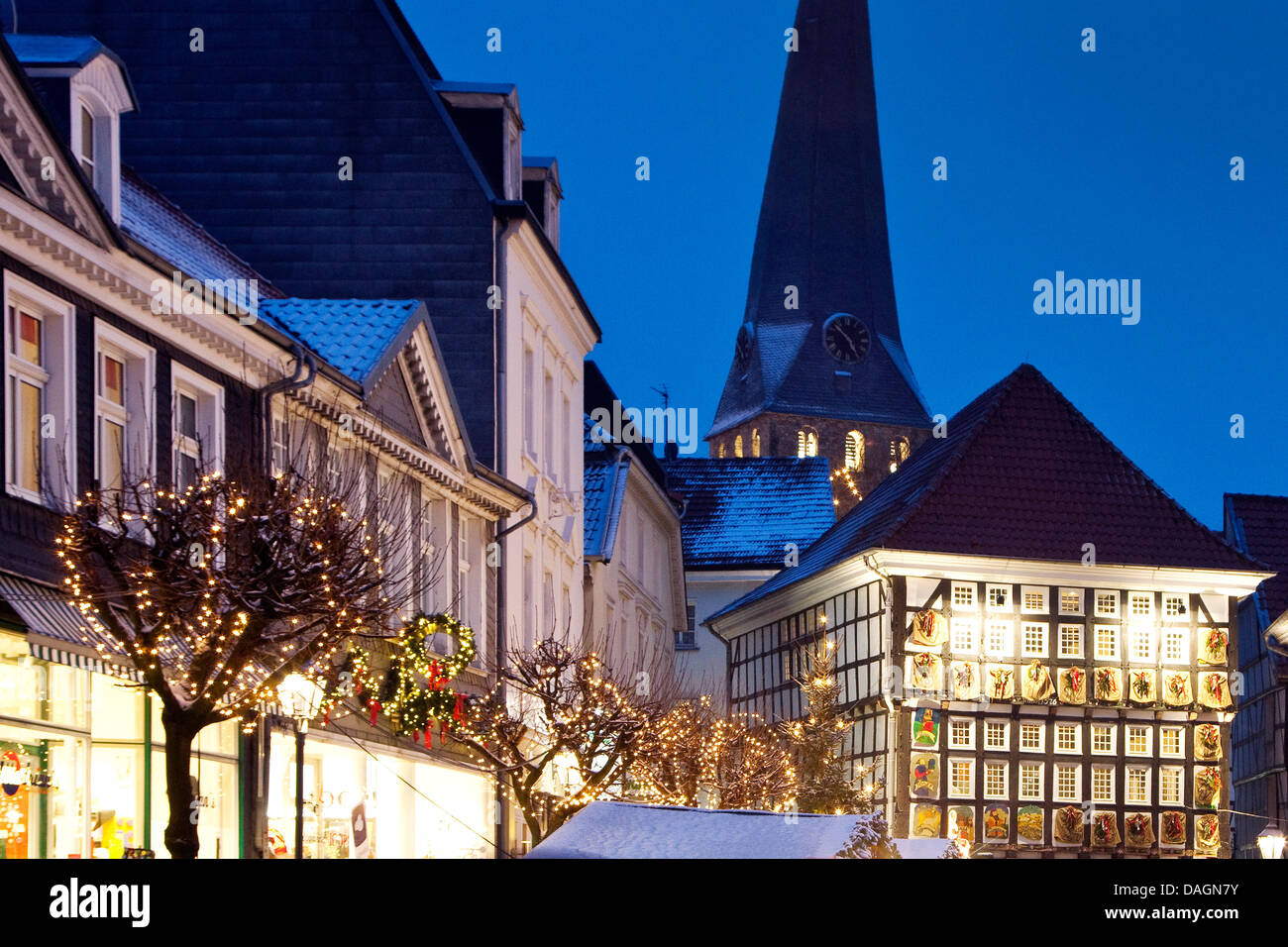 Calendario dell'Avvento presso il vecchio guildhall sul mercato di natale nella città vecchia di Hattingen, in Germania, in Renania settentrionale-Vestfalia, la zona della Ruhr, Hattingen Foto Stock