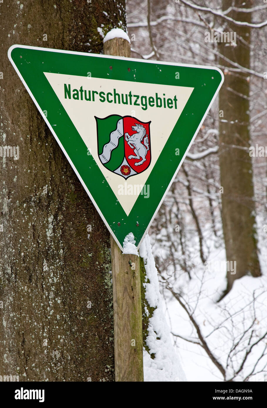 Riserva naturale a segno con il blasone regionale del Land Renania settentrionale-Vestfalia in inverno, in Germania, in Renania settentrionale-Vestfalia Foto Stock