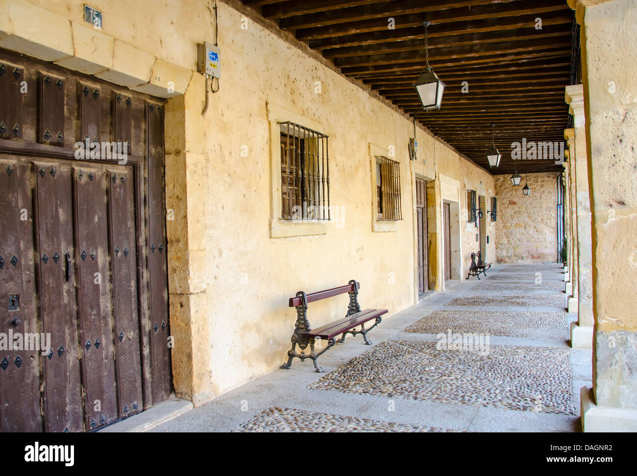 Tradizionali di vecchi edifici in una strada di Burgo de Osma, Soria Foto Stock