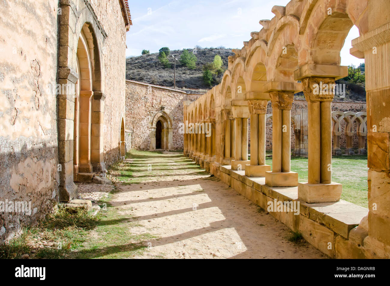 Archi intersecantisi nel cortile del monastero di San Juan de Duero in Soria Foto Stock