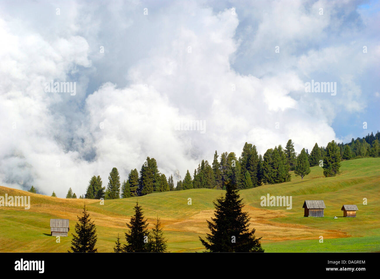 Nuvole sopra Prato Piazza Italia, Alto Adige Dolomiti Alta Pusteria Foto Stock