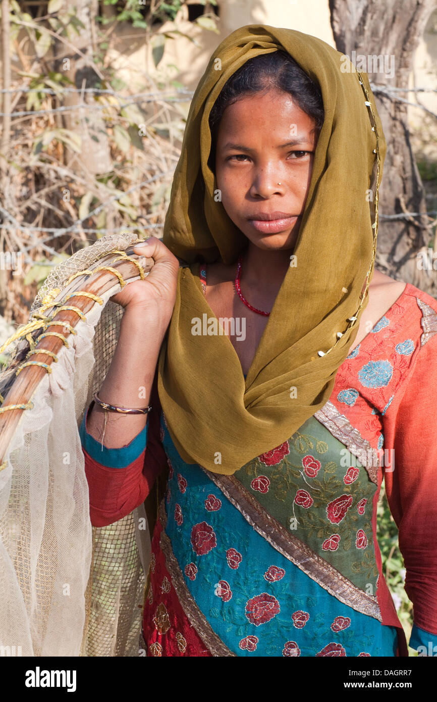 Tharu Fisher donna reti di trasporto, di ritorno dal fiume. Bardia National Park. Il Nepal. Foto Stock
