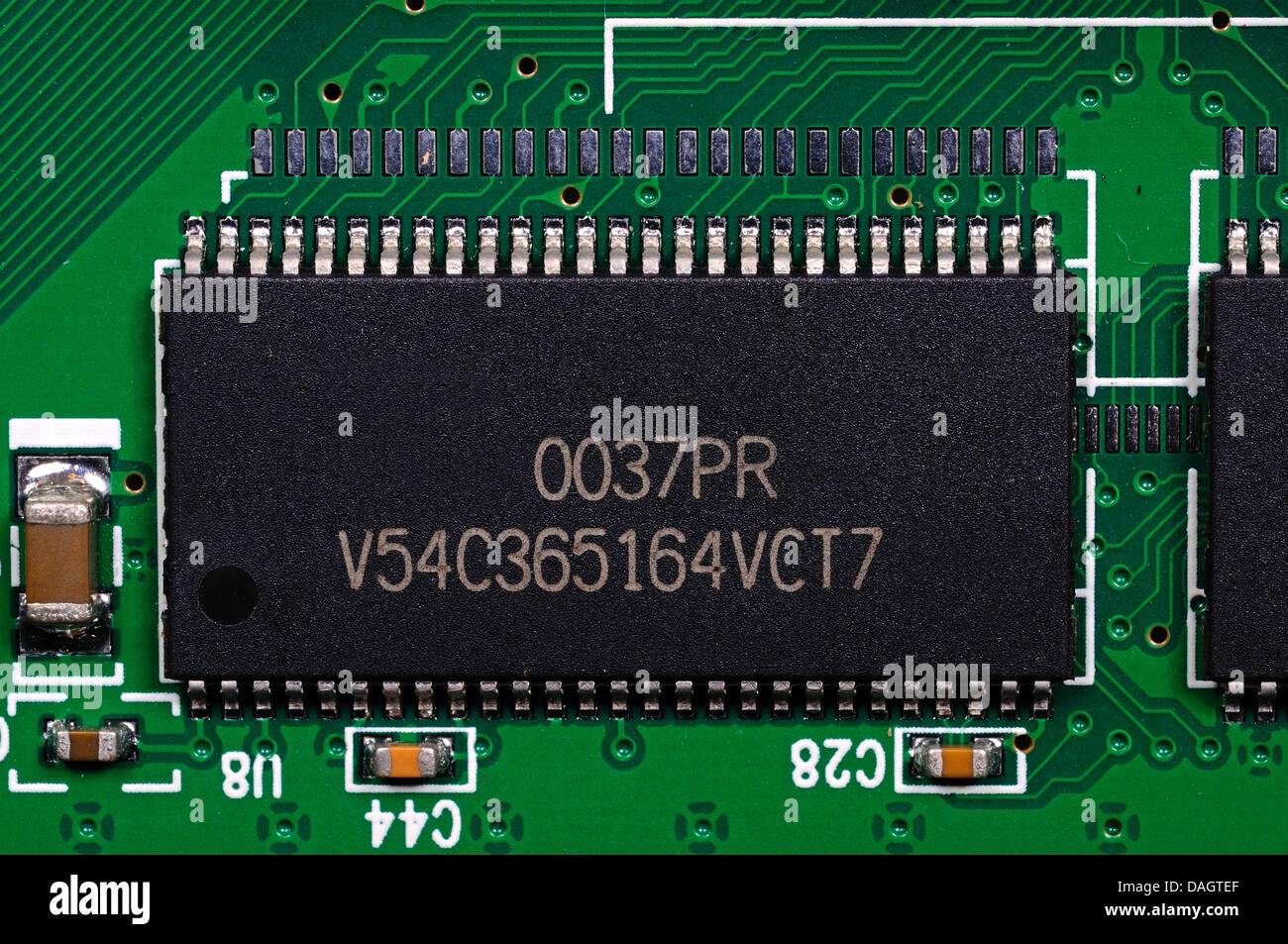 Micro chip di processore collegato ad una scheda di circuito stampato. Foto Stock