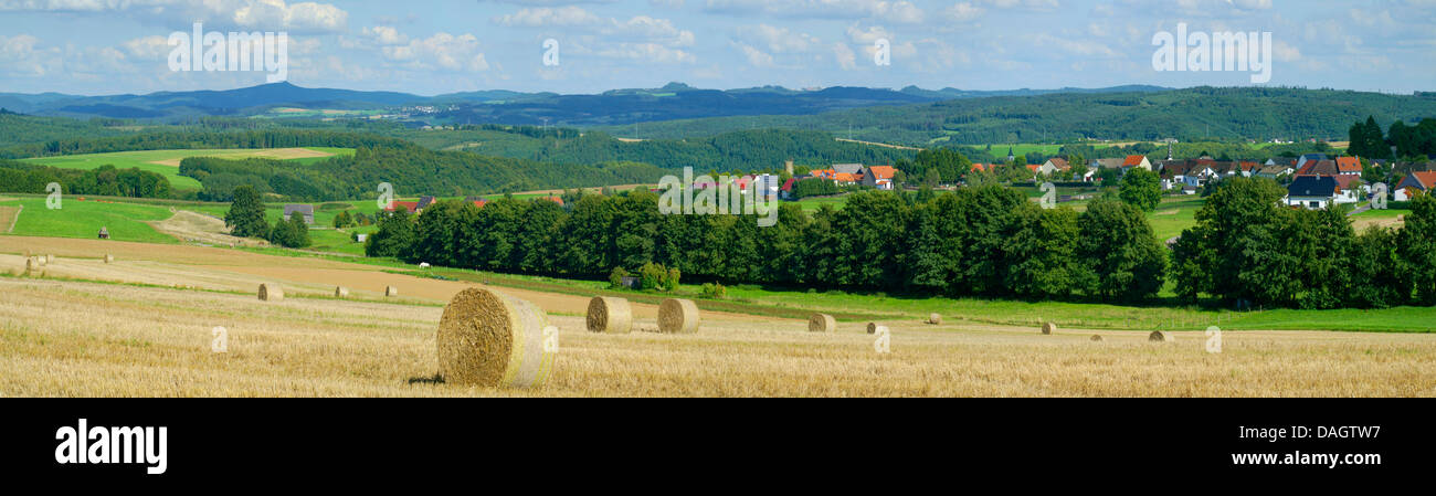 Balle di paglia nel campo paesaggio, viet di Hohe Acht e Nuerburg, in Germania, in Renania Palatinato, Hohe Eifel, Leudersdorf Foto Stock