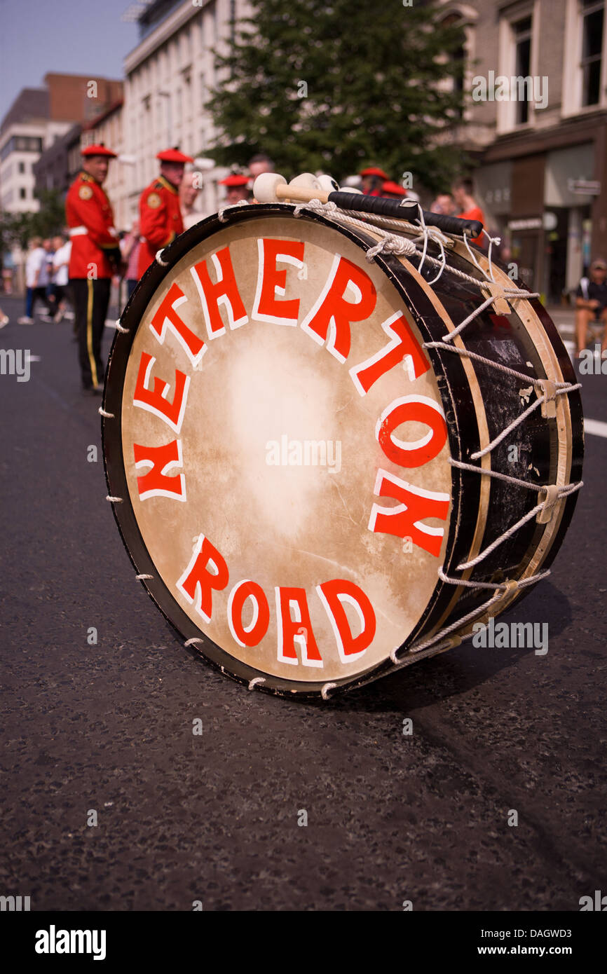 12 luglio 2013 Belfast, Regno Unito un Lambeg Drum da Netherton Road Pipe Band Foto Stock
