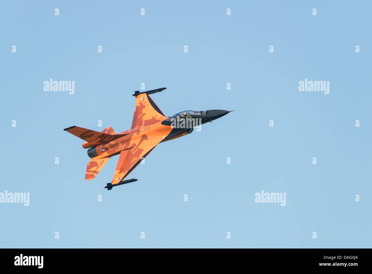 Lockheed Martin F-16 jet da combattimento del Royal Netherlands Air Force dimostrazione team vola a Waddington Air Show Foto Stock