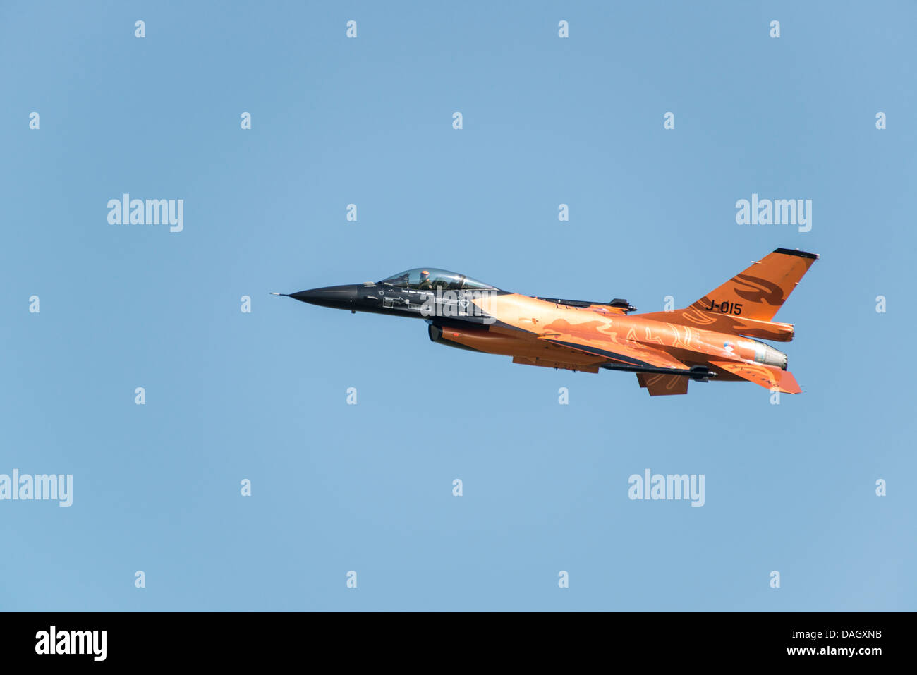 Lockheed Martin F-16 jet da combattimento del Royal Netherlands Air Force dimostrazione team vola a Waddington Air Show Foto Stock