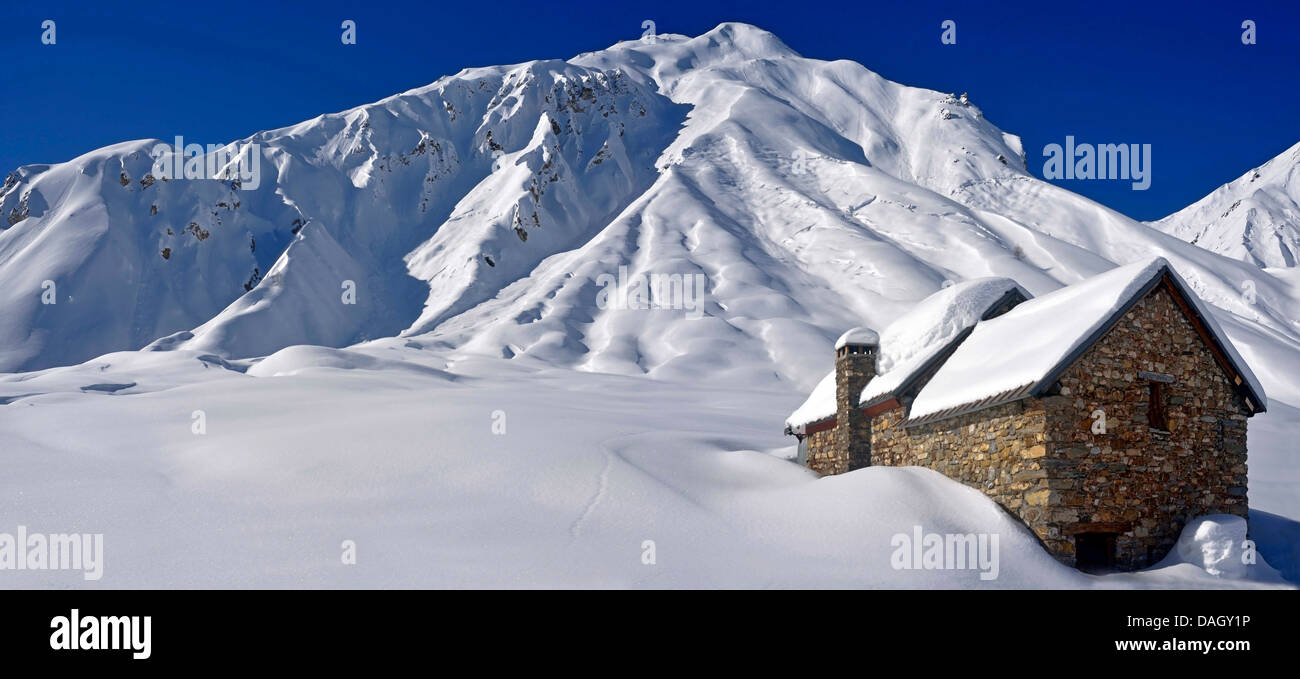 Il Chalet d'alpage presso la coperta di neve Vallee des Encombres, Francia, Savoie, Tarentaise, Saint Martin de Belleville Foto Stock