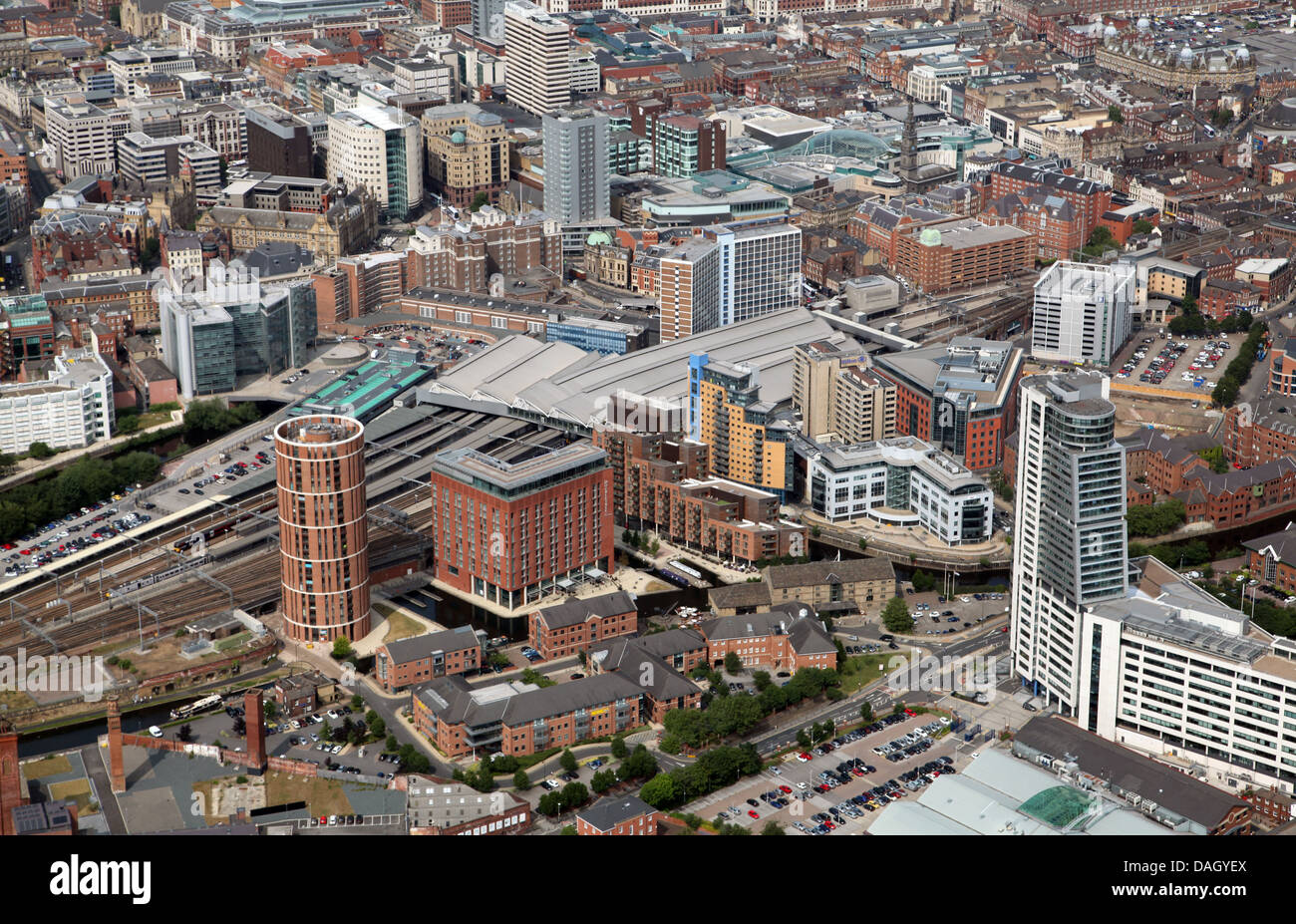 Vista aerea del centro cittadino di Leeds da sud-ovest che guarda sul fiume Aire verso la stazione di Leeds City Foto Stock