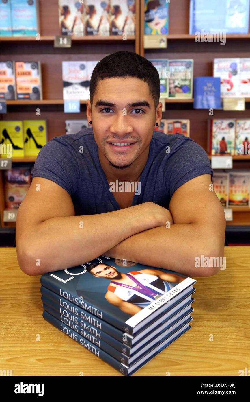 Brierley Hill, West Midlands, Regno Unito. 13 luglio 2013. 2012 Gran Bretagna ginnasta olimpionica medaglia e 2012 Strictly Come Dancing vincitore Louis Smith MBE raffigurata al centro commerciale Westfield, Brierley Hill, West Midlands, Regno Unito oggi 13 luglio 2013 come parte di un libro firma anche per la sua nuova autobiografia 'Louis Smith : La storia finora' immagine da parte di credito: Shaun borsisti/Alamy Live News Foto Stock