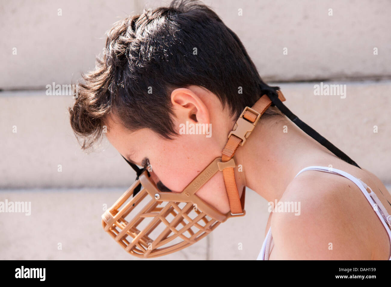 Londra, Regno Unito. 13 luglio 2013. una bambina indossa un muso come Londra si unisce a una protesta mondiale contro la razza una legislazione specifica per i cosiddetti cani pericolosi. Credito: Paolo Davey/Alamy Live News Foto Stock