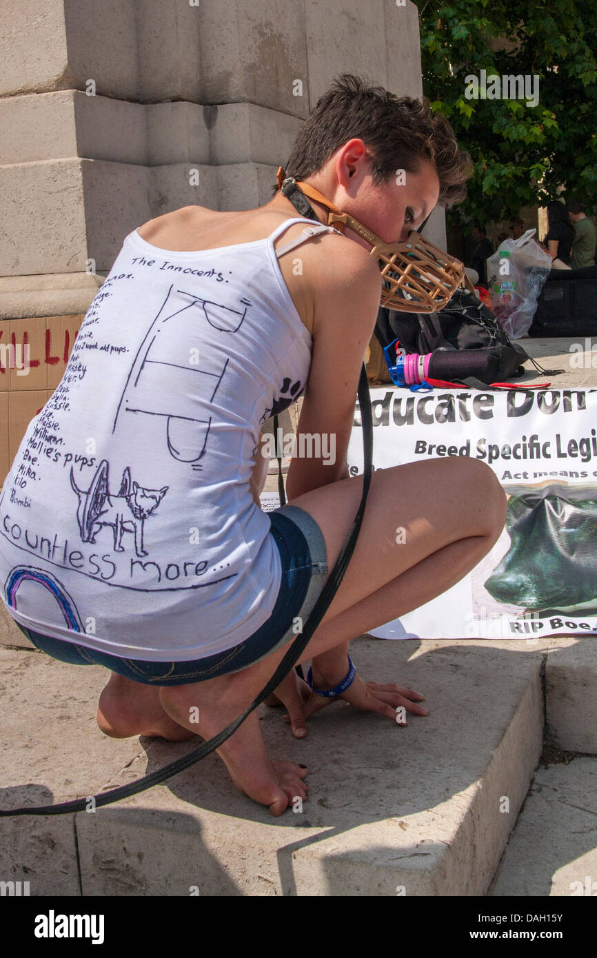 Londra, Regno Unito. 13 luglio 2013. Muniti di museruola e guinzaglio, una ragazza visualizza il suo messaggio durante una manifestazione di protesta contro la razza una legislazione specifica per i cosiddetti cani pericolosi. Credito: Paolo Davey/Alamy Live News Foto Stock