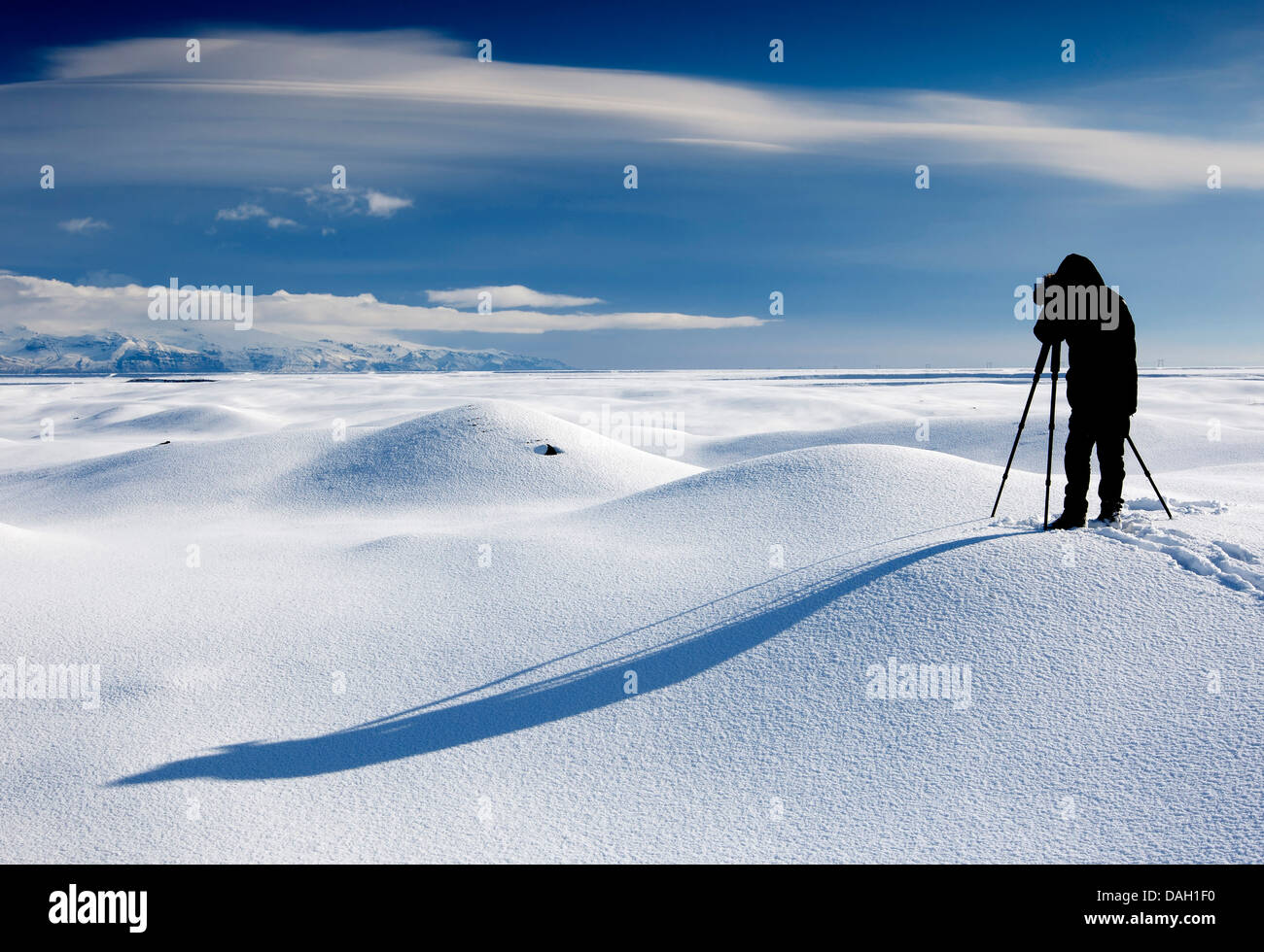 Fotografo di natura di scattare le foto nel paesaggio innevato, Islanda Foto Stock