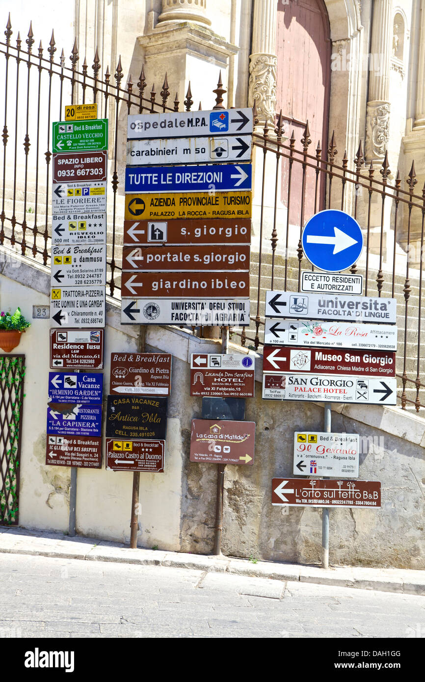 I segnali stradali della città del barocco di Ragusa Ibla, Sicilia, Sicilia, Italia, Italia Foto Stock