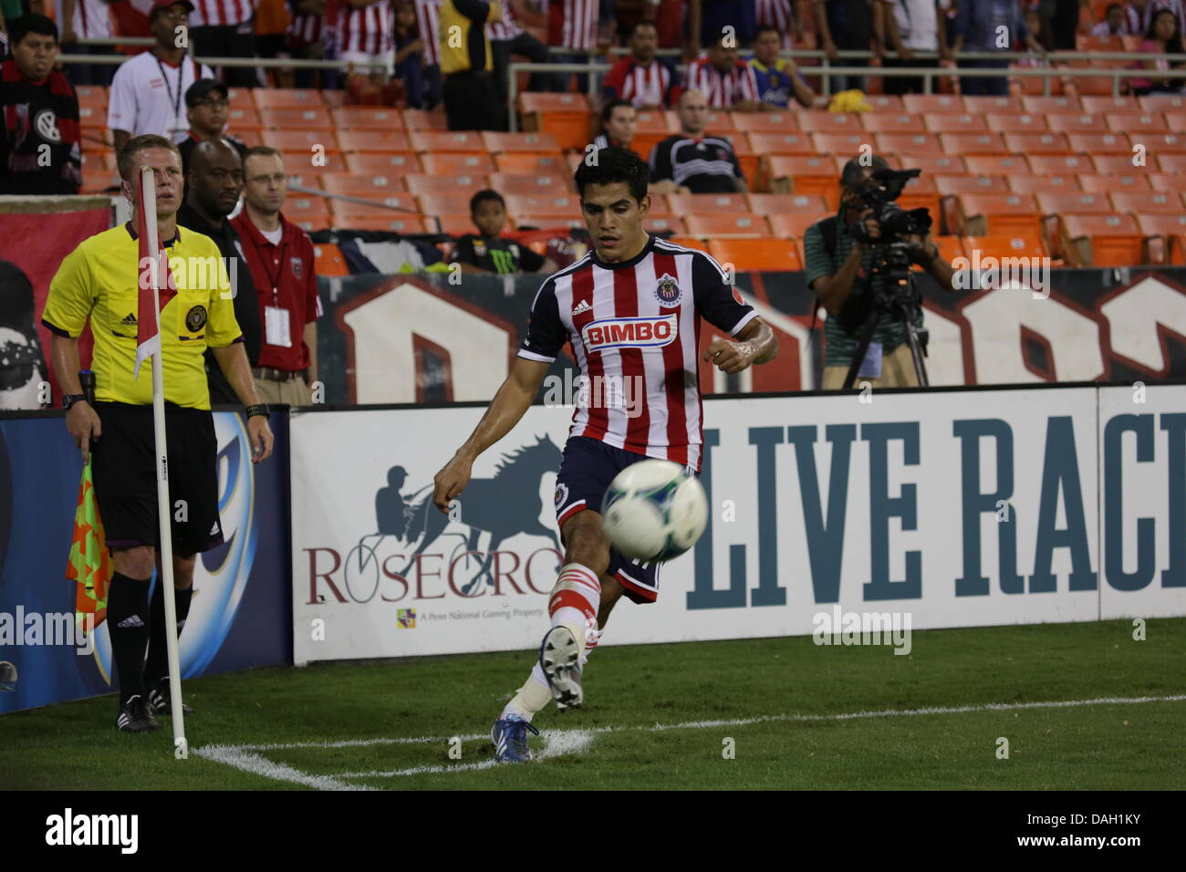 Washington DC, Stati Uniti d'America. Il 12 luglio 2013. Washington DC RFK Stadium Friendly partita di calcio tra la c.c. Regno e il Chivas Guadalajara. Chivas avanti Gesù Sanchez (17) Butta un calcio d'angolo. Foto Stock