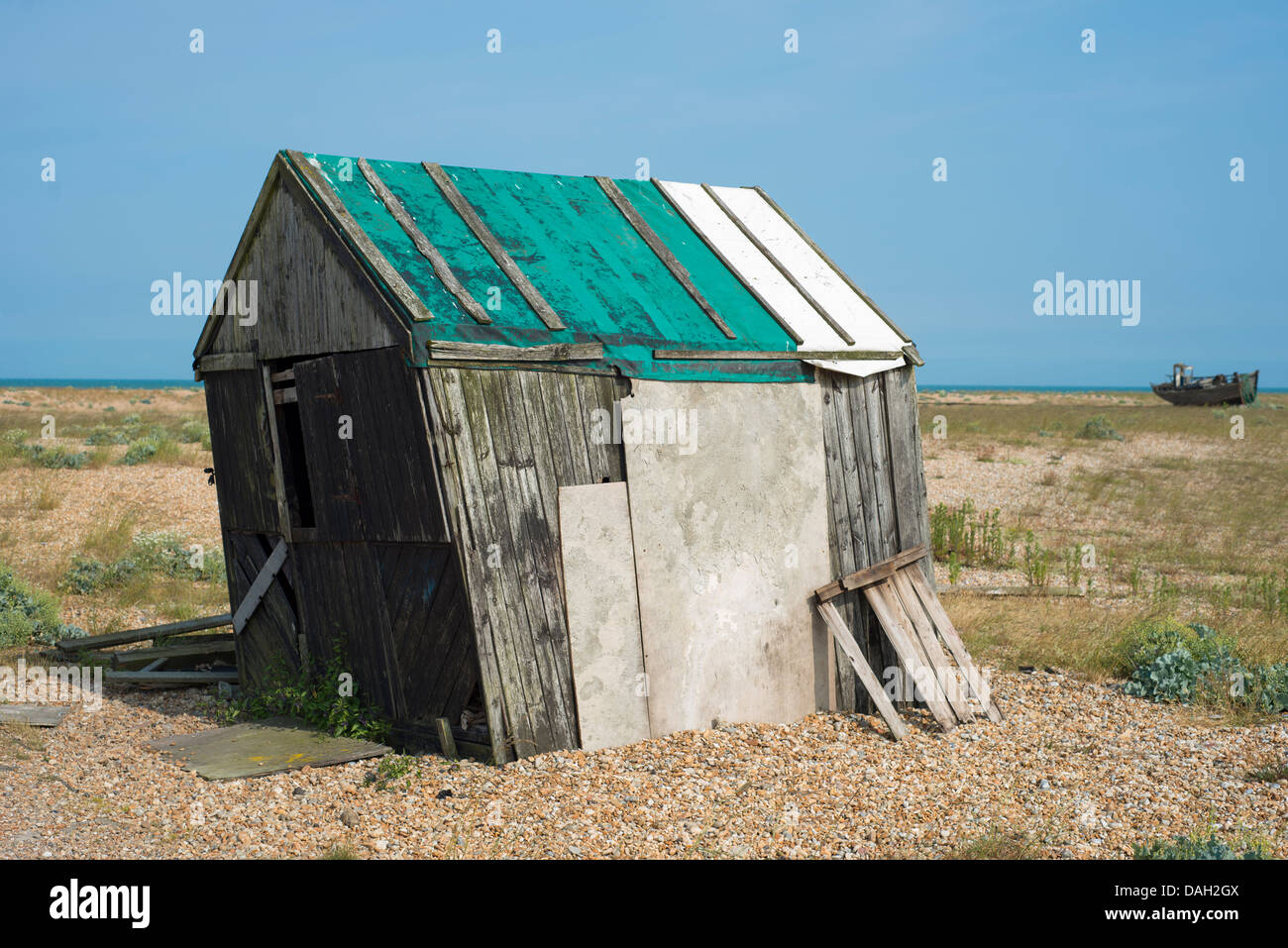 Abbandonata la spiaggia di capanne, Dungeness, Kent, Regno Unito Foto Stock