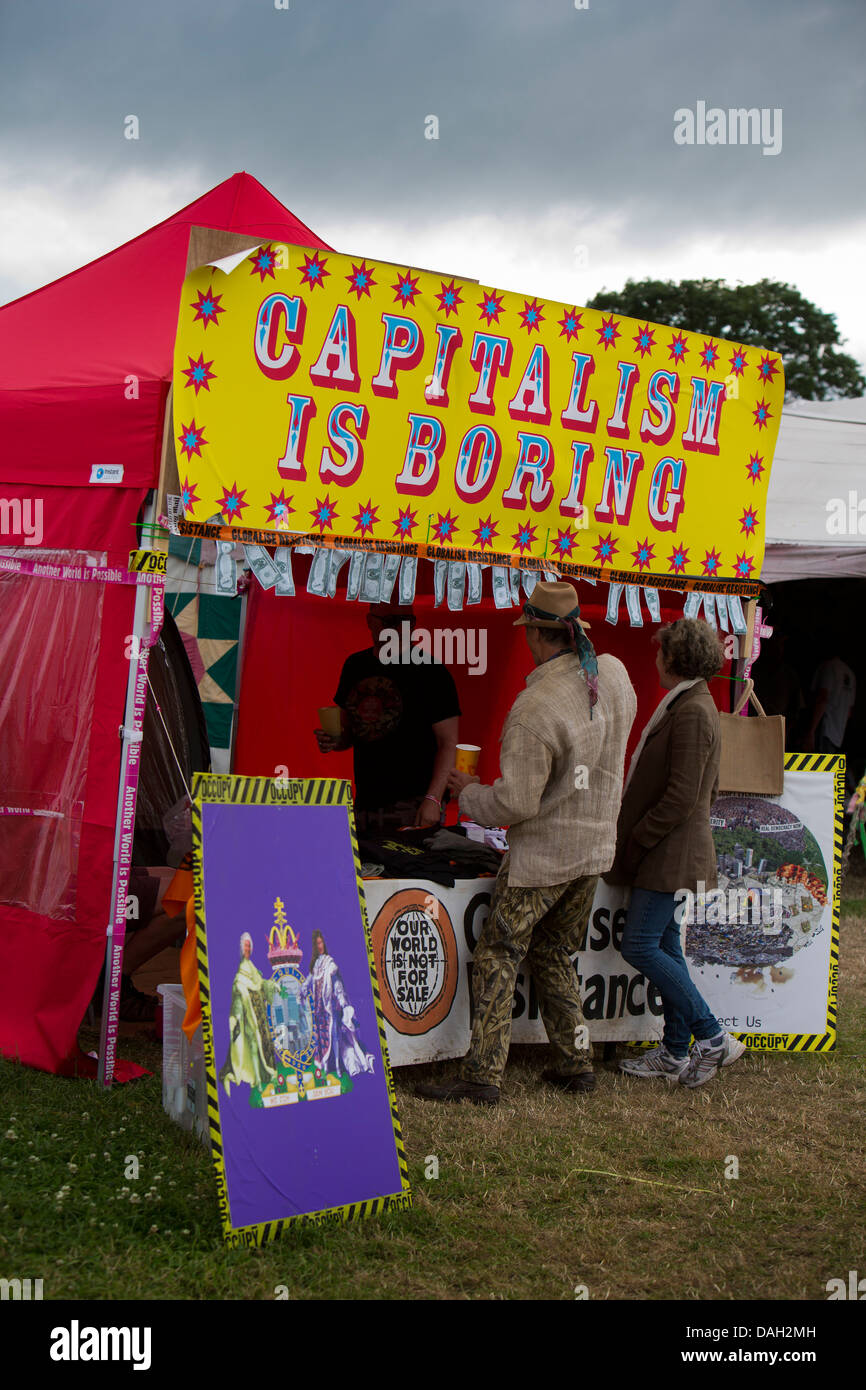 Glastonbury Festival 2013 il capitalismo è noioso stallo in verde sito Futures Foto Stock