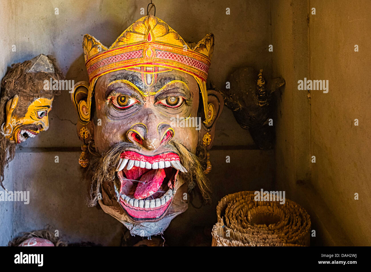 Un cerimoniale indù maschera fatta dai monaci alla Shamaguri Sattra (monastero) sull'isola di Majuli, Assam, India. Foto Stock