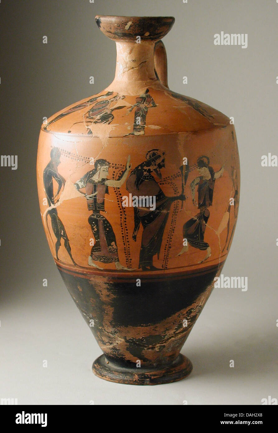 Questo lekythos attico a figura nera raffigura Dioniso tra Maenadi e Satyr sul corpo, mentre la spalla presenta una scena di un uomo seduto tra donne e uomini. Il pezzo mette in mostra le classiche tecniche greche di pittura in vaso. Foto Stock