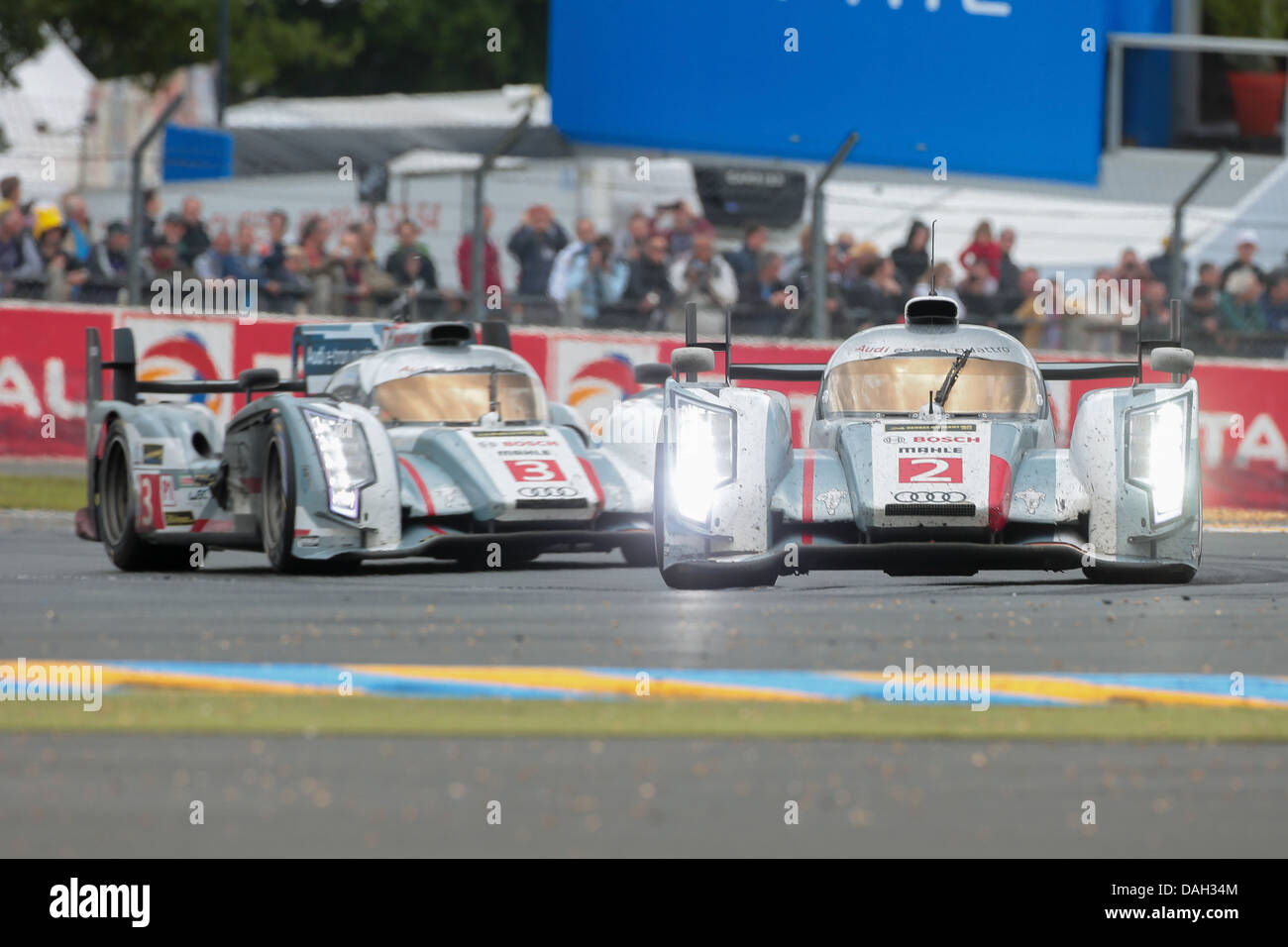 LE MANS, Francia - 23 giugno driver Allan McNish (Gran Bretagna), Loic Duval (Francia), e Tom Kristensen (Danimarca) vincere Le Mans Foto Stock