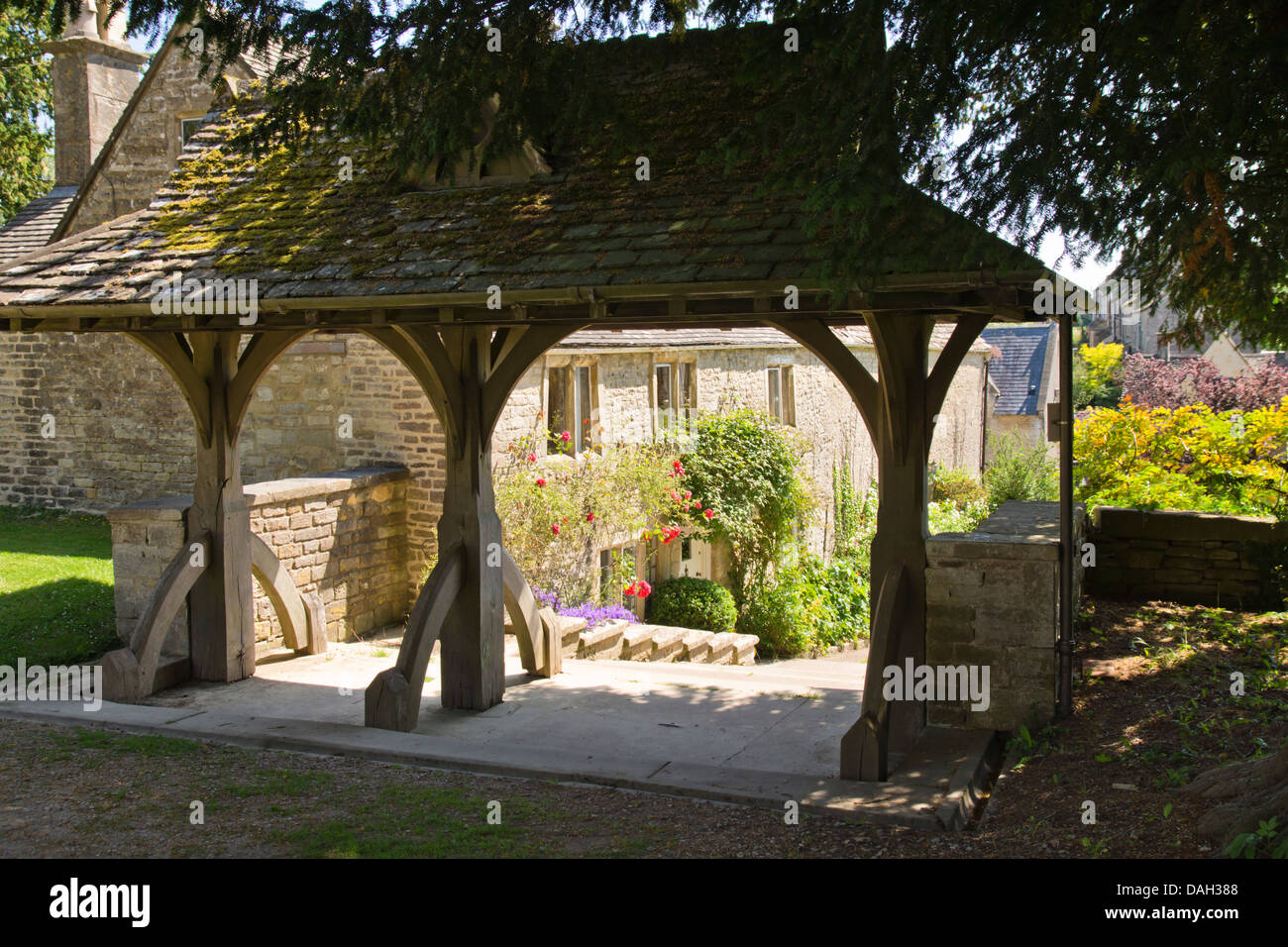 Bisley è un piccolo villaggio in Cotswolds GLOUCESTERSHIRE REGNO UNITO Inghilterra Chiesa di tutti i santi Ubicazione di J K Rowling's Casual Vacancy Foto Stock