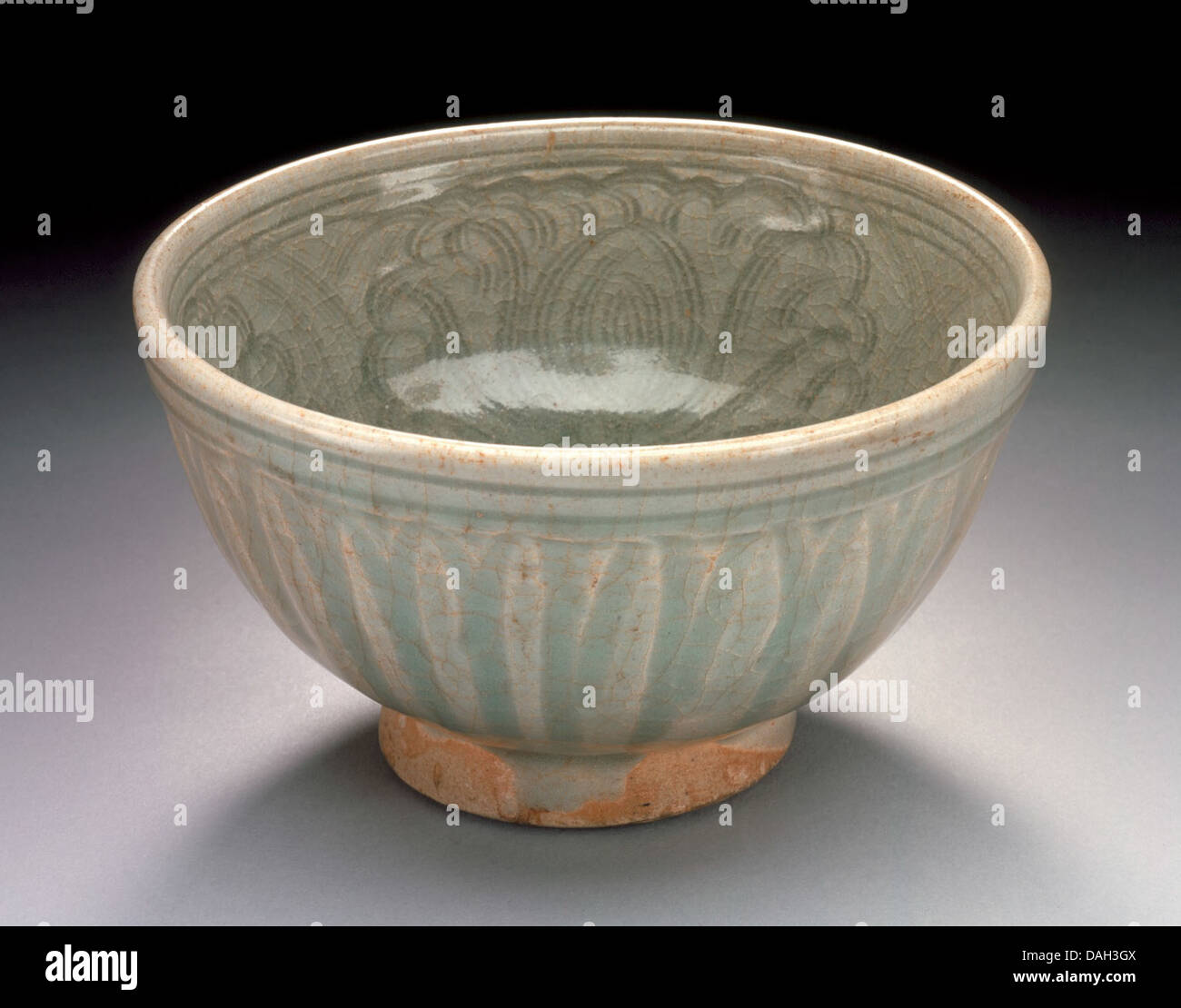 Questa ciotola in ceramica presenta un design di peonia incisa che mette in mostra l'eleganza della ceramica asiatica. Il design riflette l'intricata arte e simbolismo associati ai motivi floreali nelle antiche culture orientali. Foto Stock