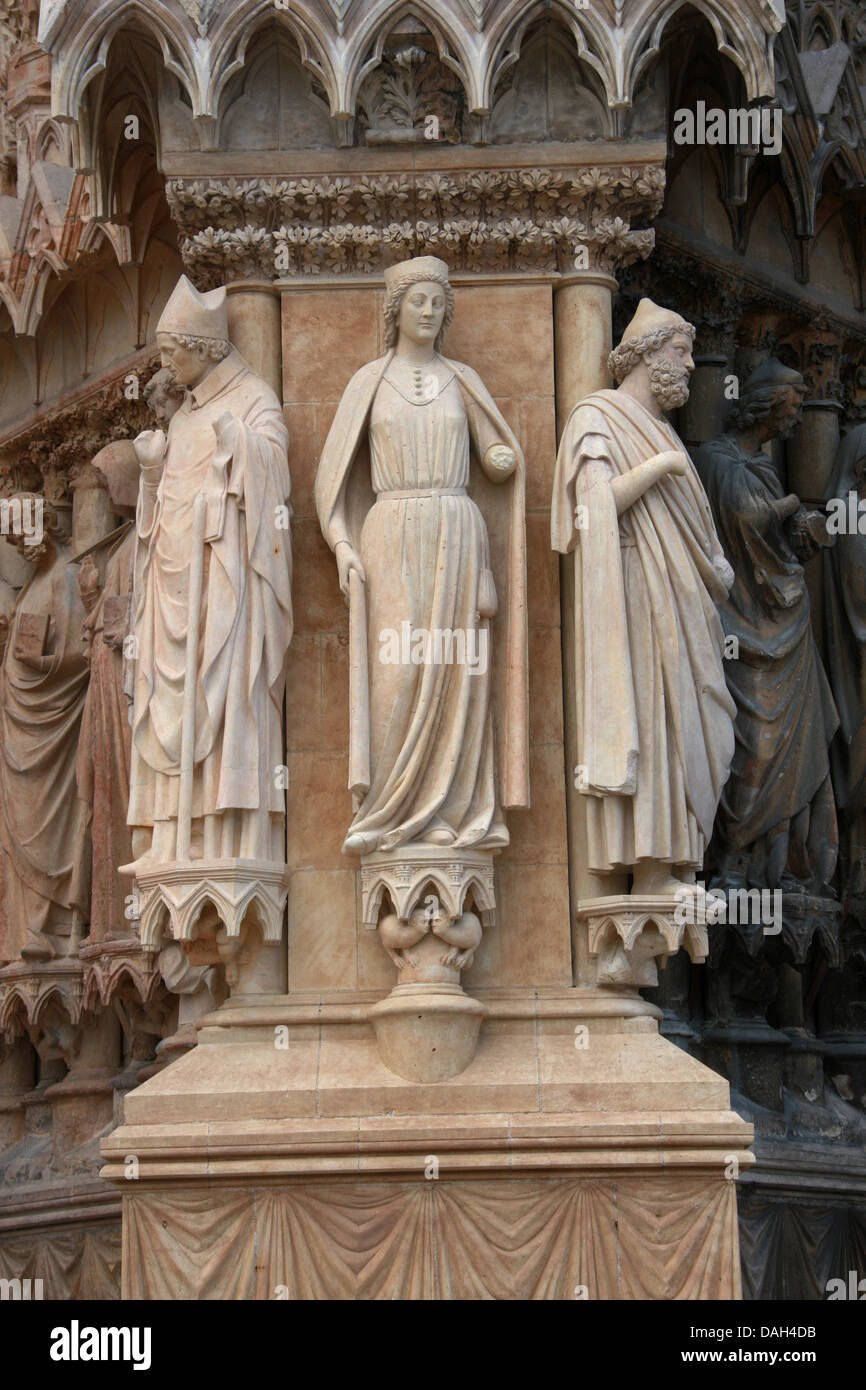 Statue a sinistra del portale centrale della cattedrale di Reims, Reims, Marne, Champagne-Ardenne, Francia. Foto Stock