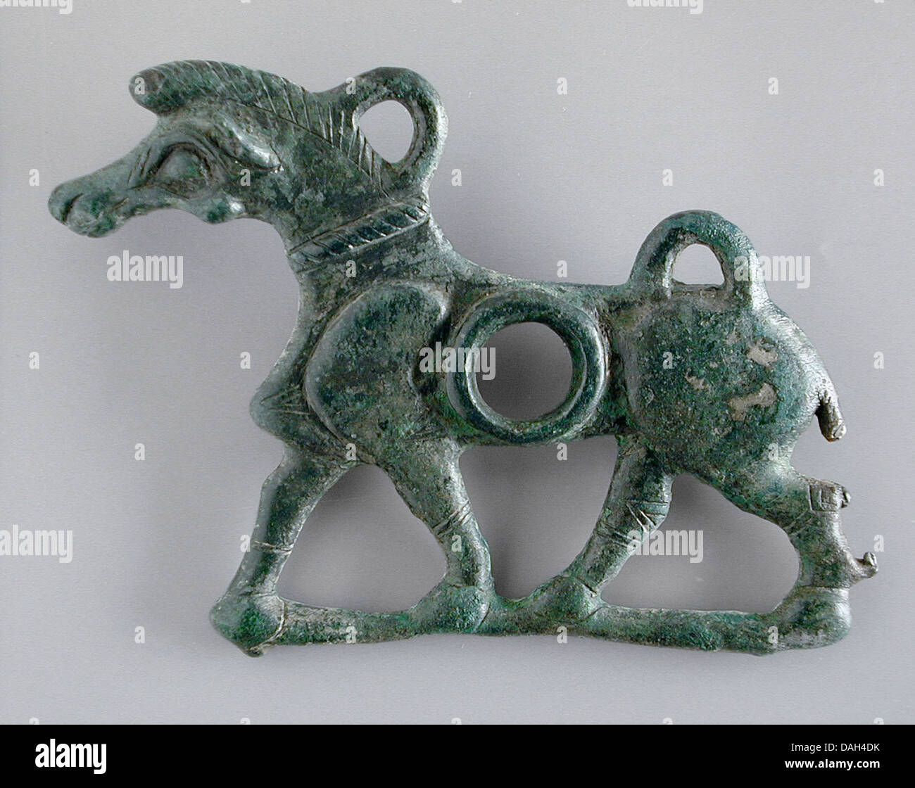 Questo guscio, parte di una punta a cavallo, è realizzato in metallo ed è progettato per l'uso in attrezzatura equestre. Mette in risalto la maestria artigianale di antiche o storiche attrezzature per cavalli. Foto Stock