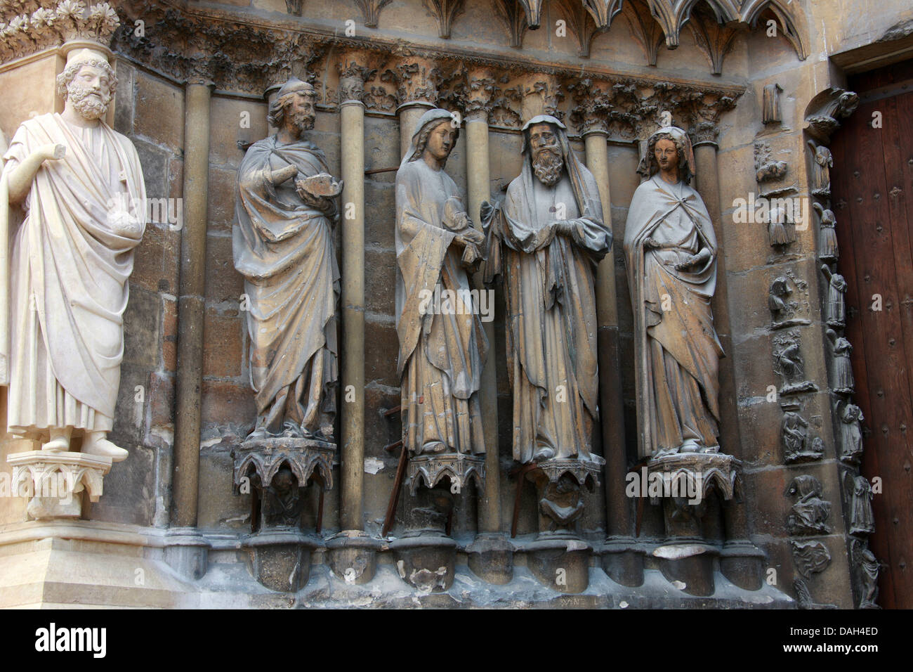 Statue a sinistra del portale centrale della cattedrale di Reims ingresso, Reims, Marne, Champagne-Ardenne, Francia. Foto Stock
