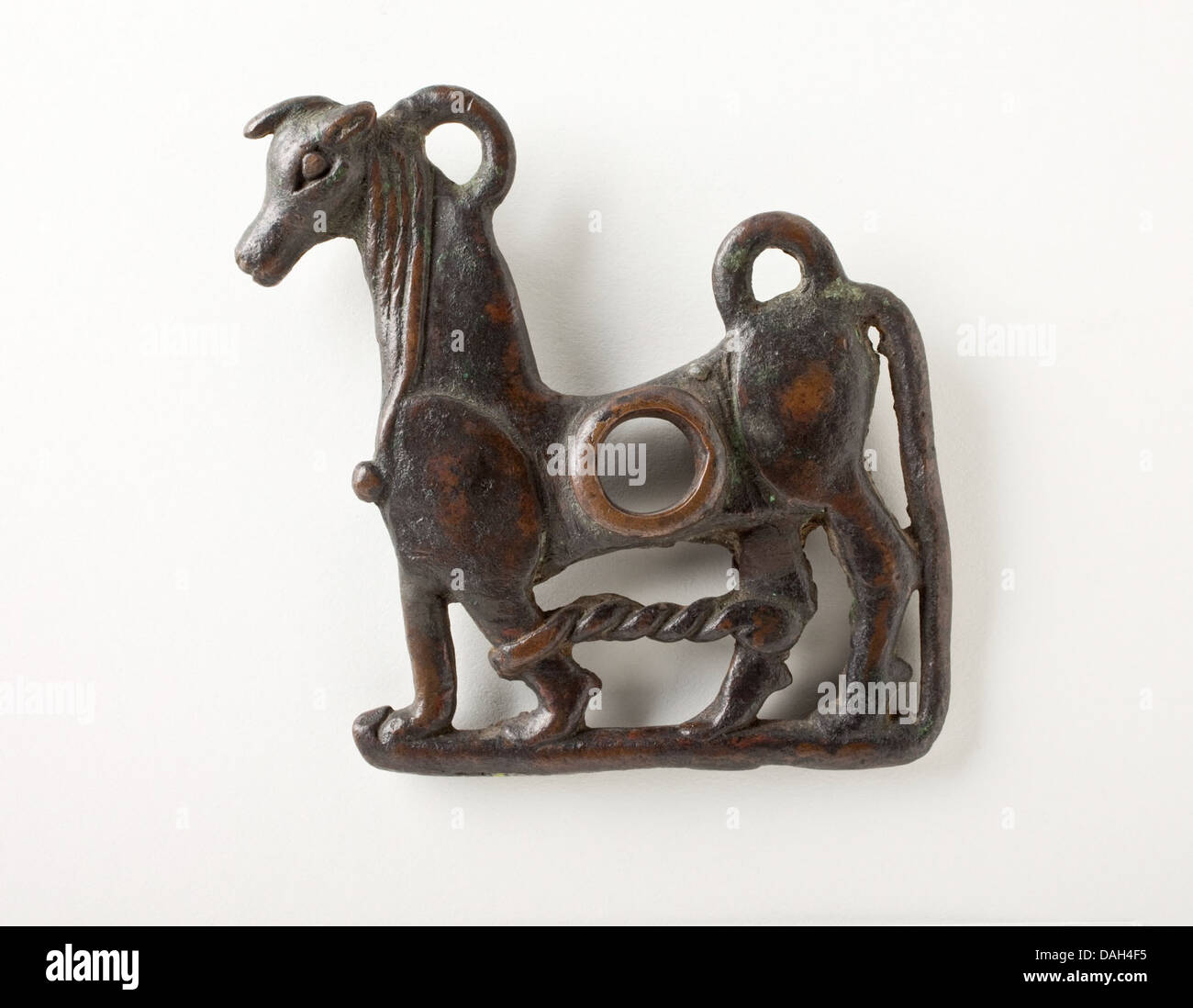 Questo guscio in bronzo di una punta di cavallo, fuso con disegni intricati, faceva parte di un più grande set equestre usato in tempi antichi. Riflette sia gli aspetti funzionali che artistici dell'antica lavorazione dell'equitazione e della lavorazione dei metalli. L'artefatto mette in mostra la sapiente maestria artigianale nella fusione del bronzo. Foto Stock Questo guscio in bronzo di una punta di cavallo, fuso con disegni intricati, faceva parte di un più grande set equestre usato in tempi antichi. Riflette sia gli aspetti funzionali che artistici dell'antica lavorazione dell'equitazione e della lavorazione dei metalli. L'artefatto mette in mostra la sapiente maestria artigianale nella fusione del bronzo. Foto Stock