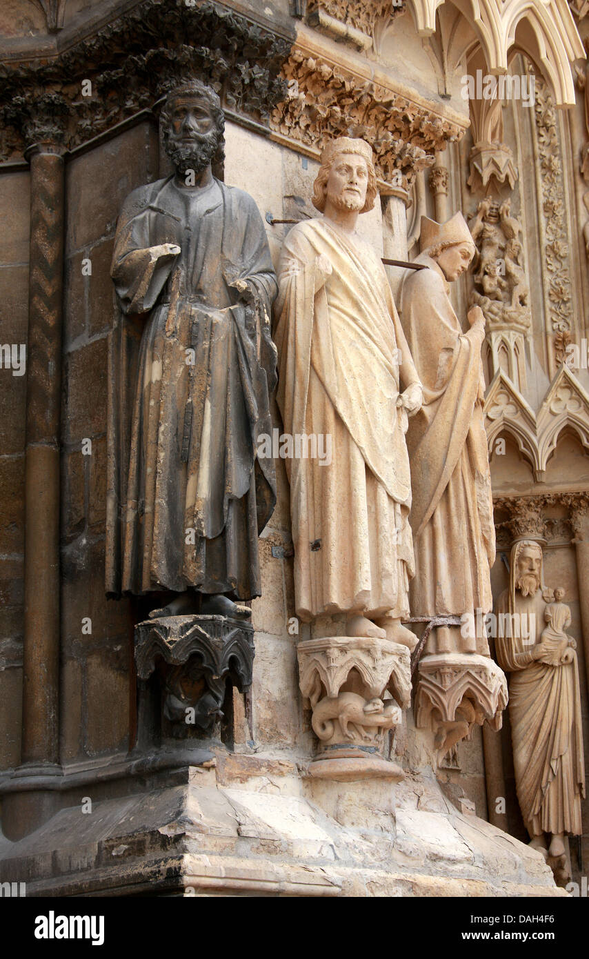 Statue a destra del portale centrale della cattedrale di Reims ingresso e il portale a destra, Marne, Champagne-Ardenne, Francia. Foto Stock