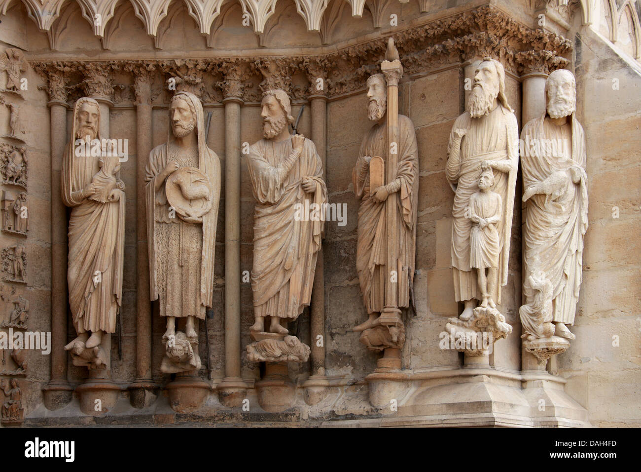 Cattedrale di Reims ingresso, Marne, Champagne-Ardenne, Francia. Statue di Simon, Giovanni Battista, Isaia, Mosè e Abramo. Foto Stock